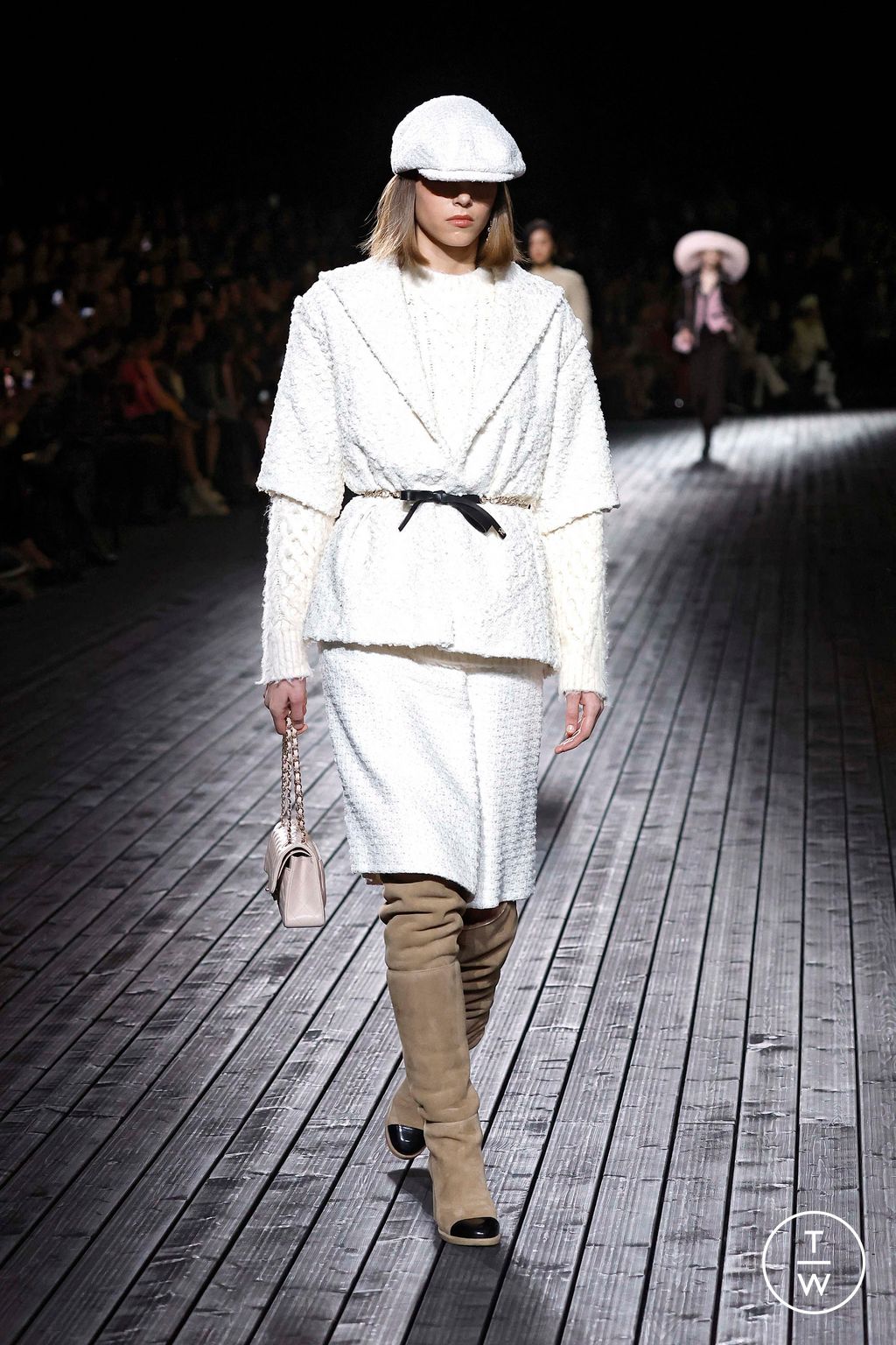 Fashion Week Paris Fall/Winter 2024 look 16 de la collection Chanel womenswear
