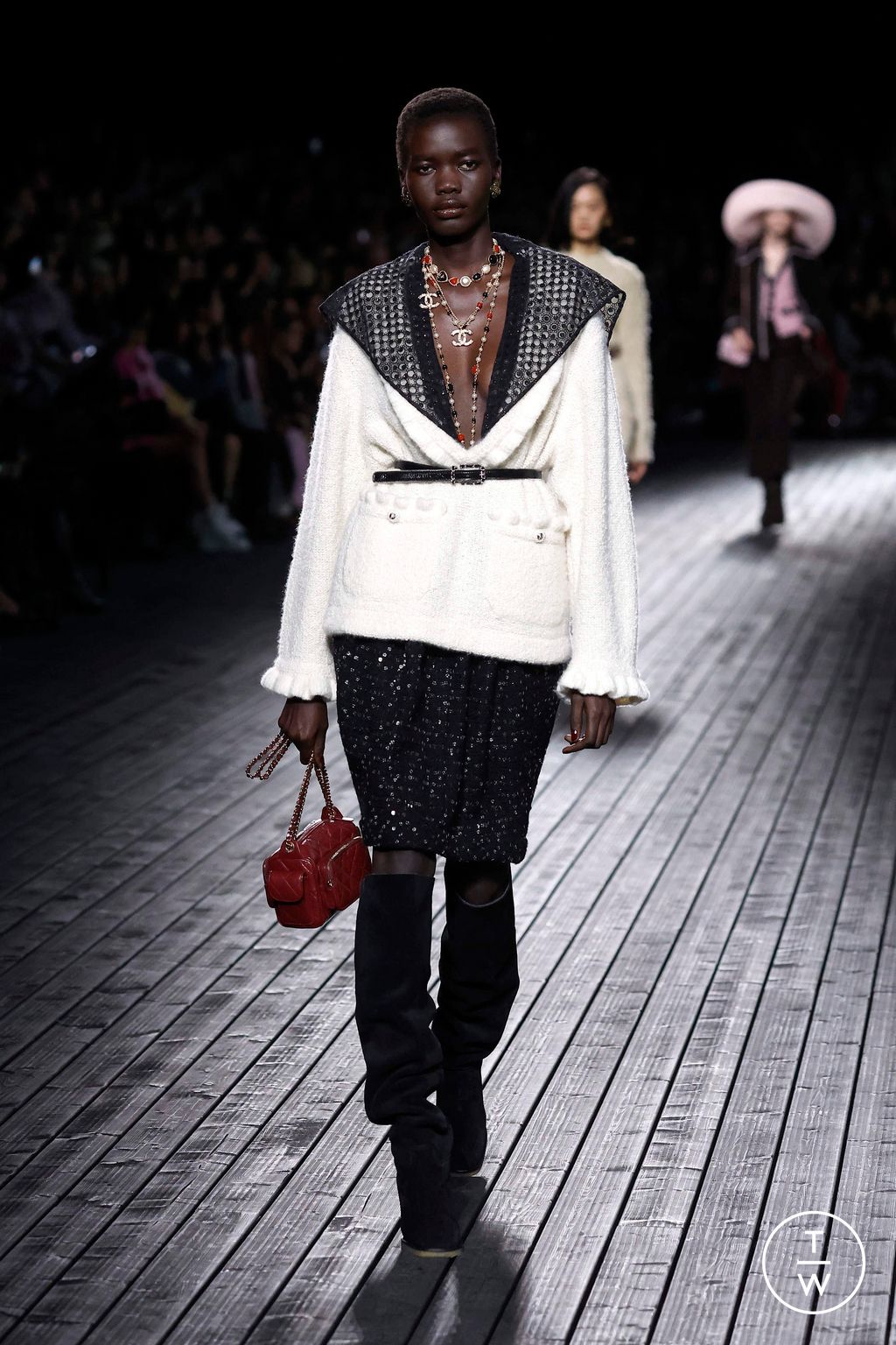 Fashion Week Paris Fall/Winter 2024 look 17 from the Chanel collection 女装