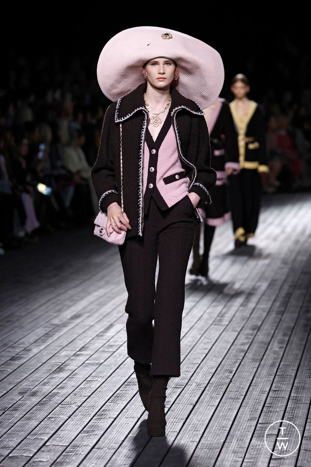 Fashion Week Paris Fall/Winter 2024 look 19 de la collection Chanel womenswear
