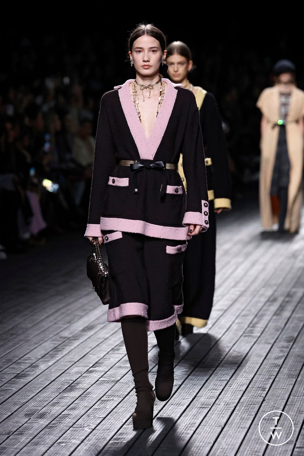 Fashion Week Paris Fall/Winter 2024 look 20 de la collection Chanel womenswear
