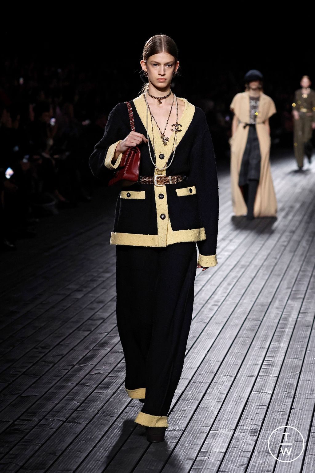 Fashion Week Paris Fall/Winter 2024 look 21 de la collection Chanel womenswear