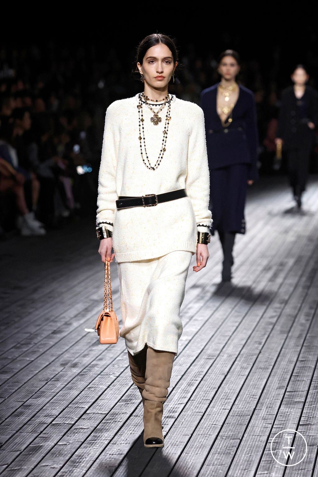 Fashion Week Paris Fall/Winter 2024 look 44 de la collection Chanel womenswear