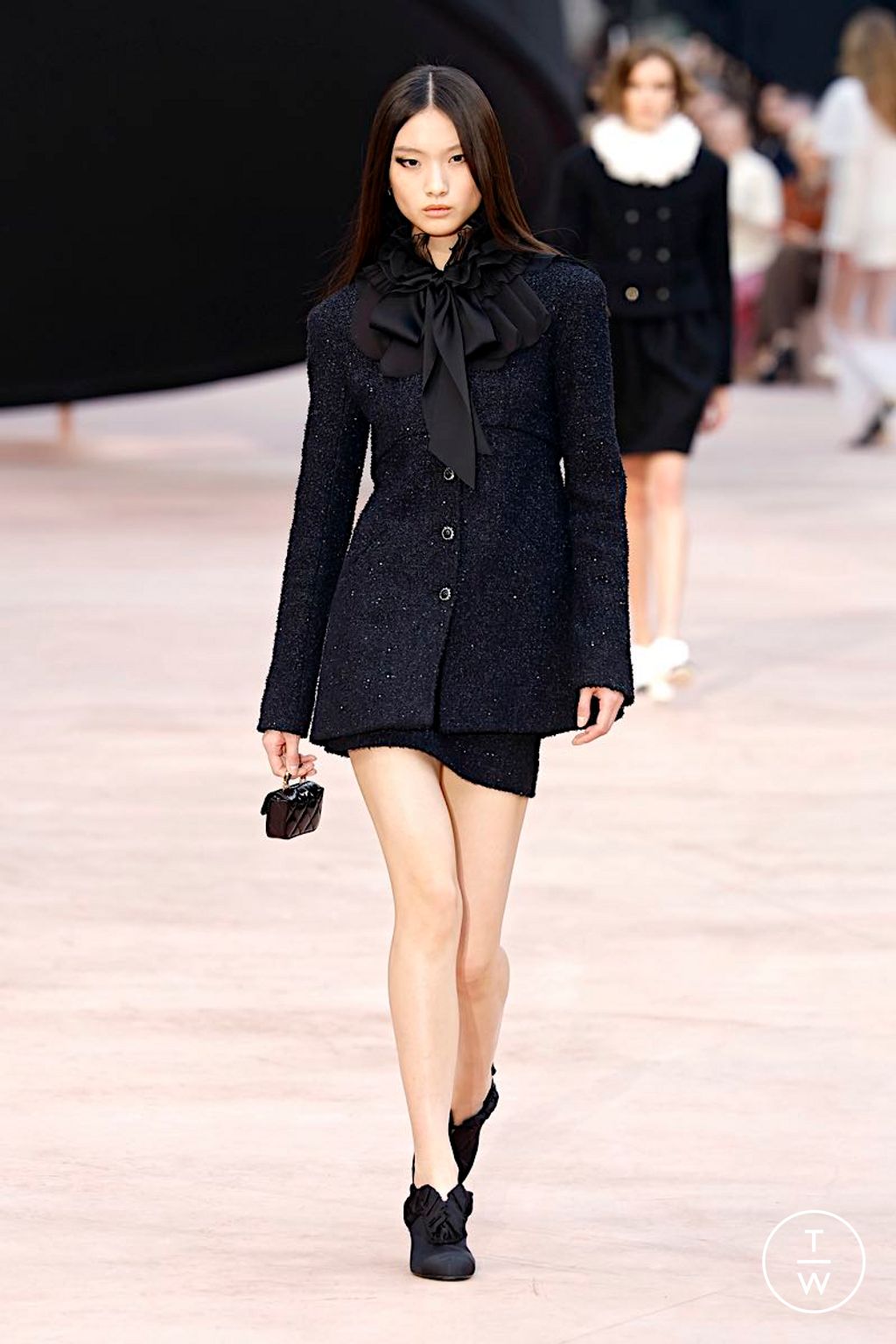Fashion Week Paris Fall/Winter 2025 look 10 from the Chanel collection womenswear