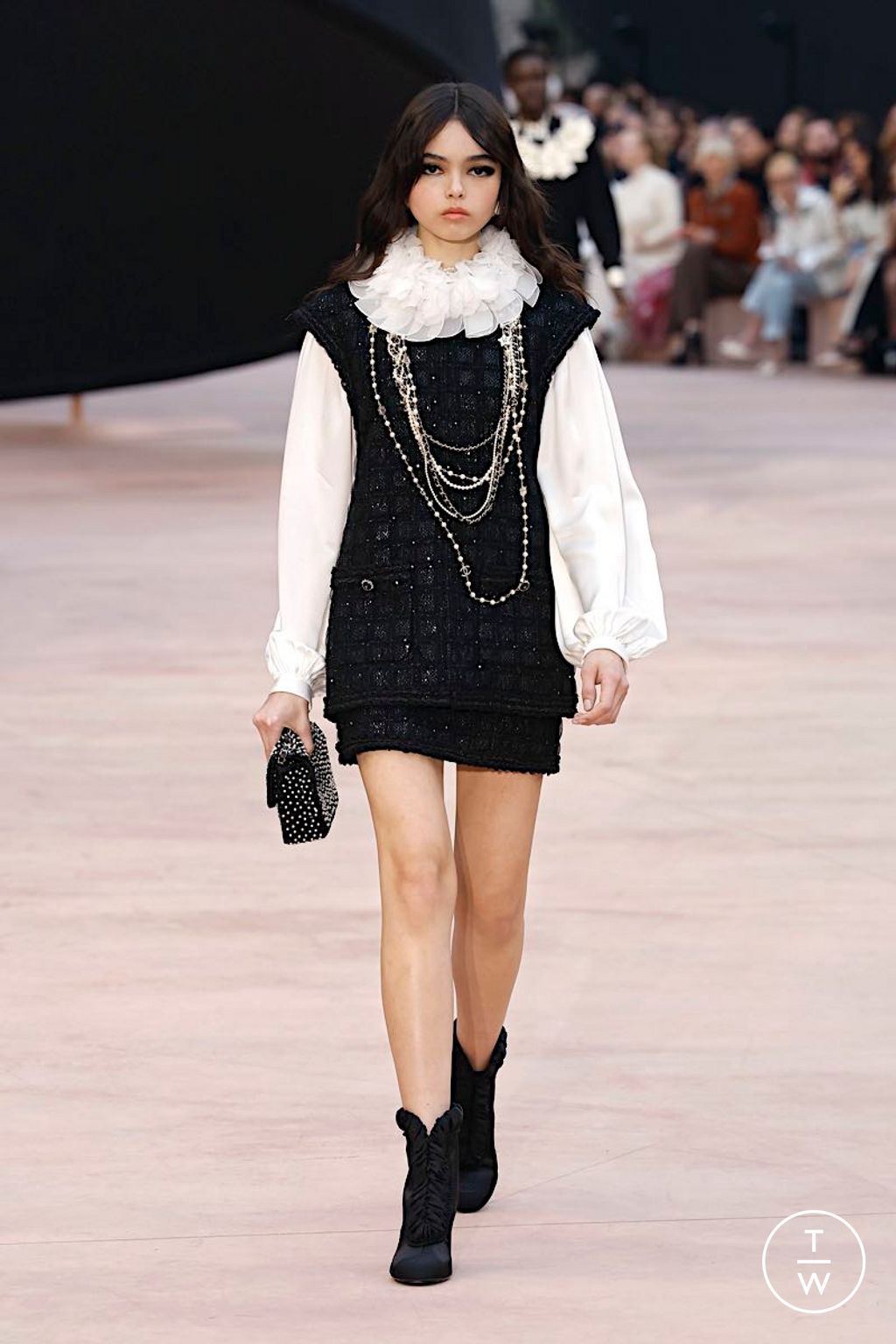Fashion Week Paris Fall/Winter 2025 look 13 from the Chanel collection womenswear