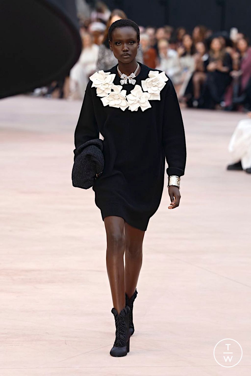Fashion Week Paris Fall/Winter 2025 look 14 from the Chanel collection womenswear