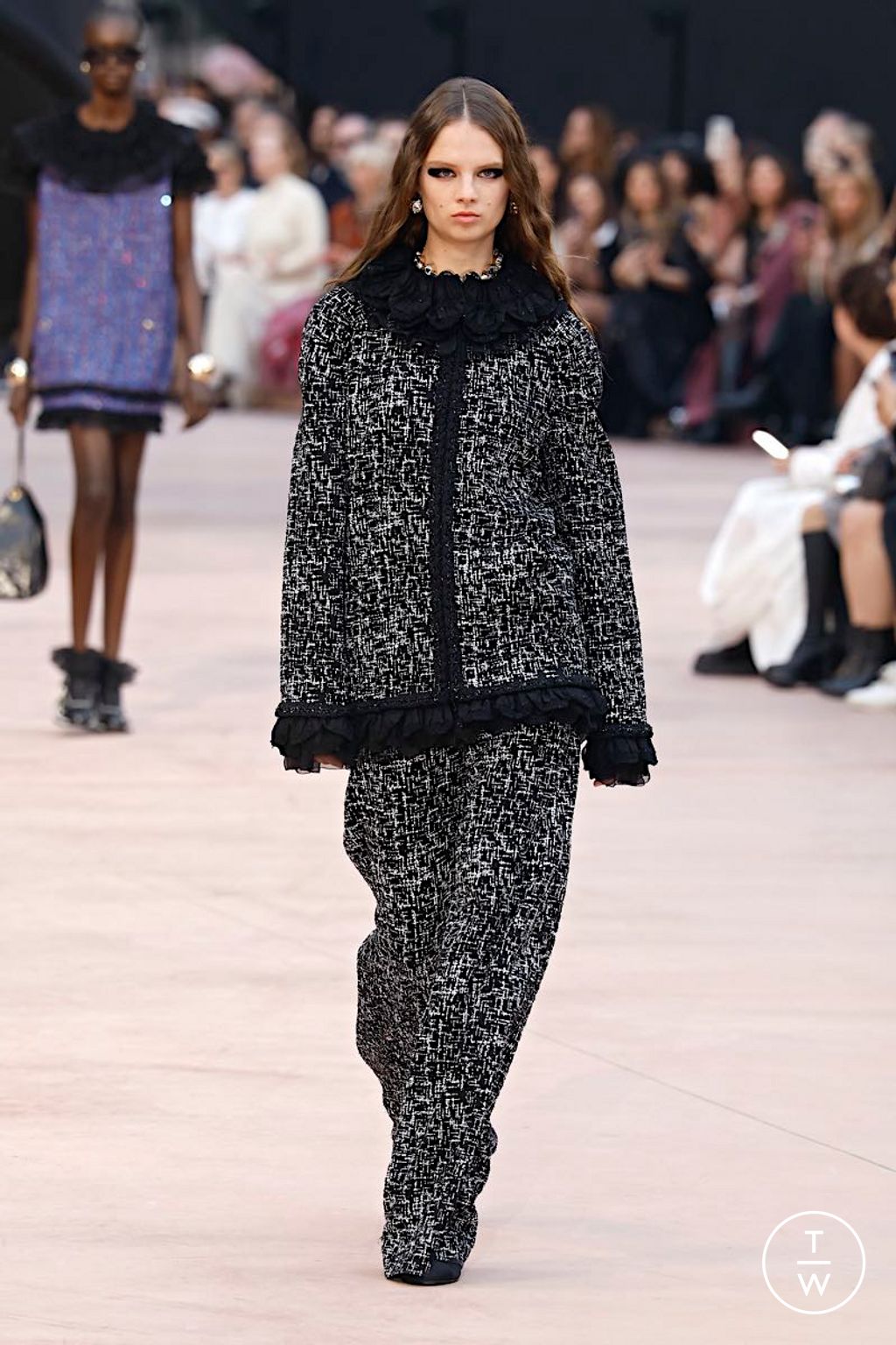Fashion Week Paris Fall/Winter 2025 look 15 de la collection Chanel womenswear