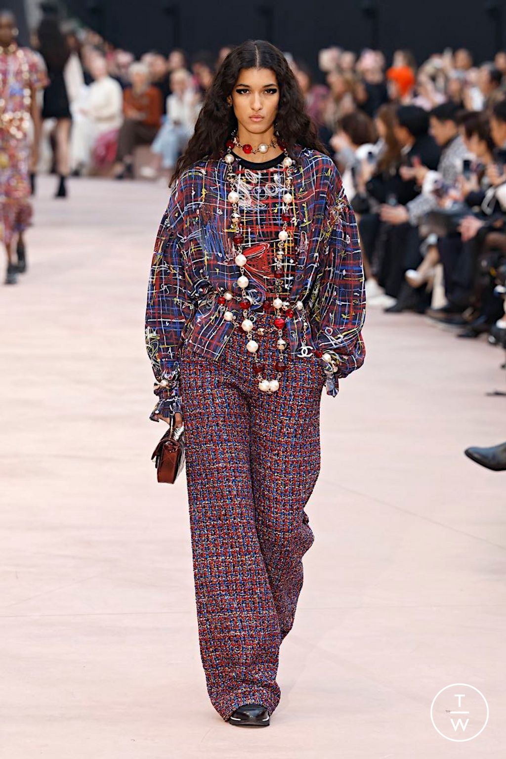 Fashion Week Paris Fall/Winter 2025 look 18 from the Chanel collection womenswear