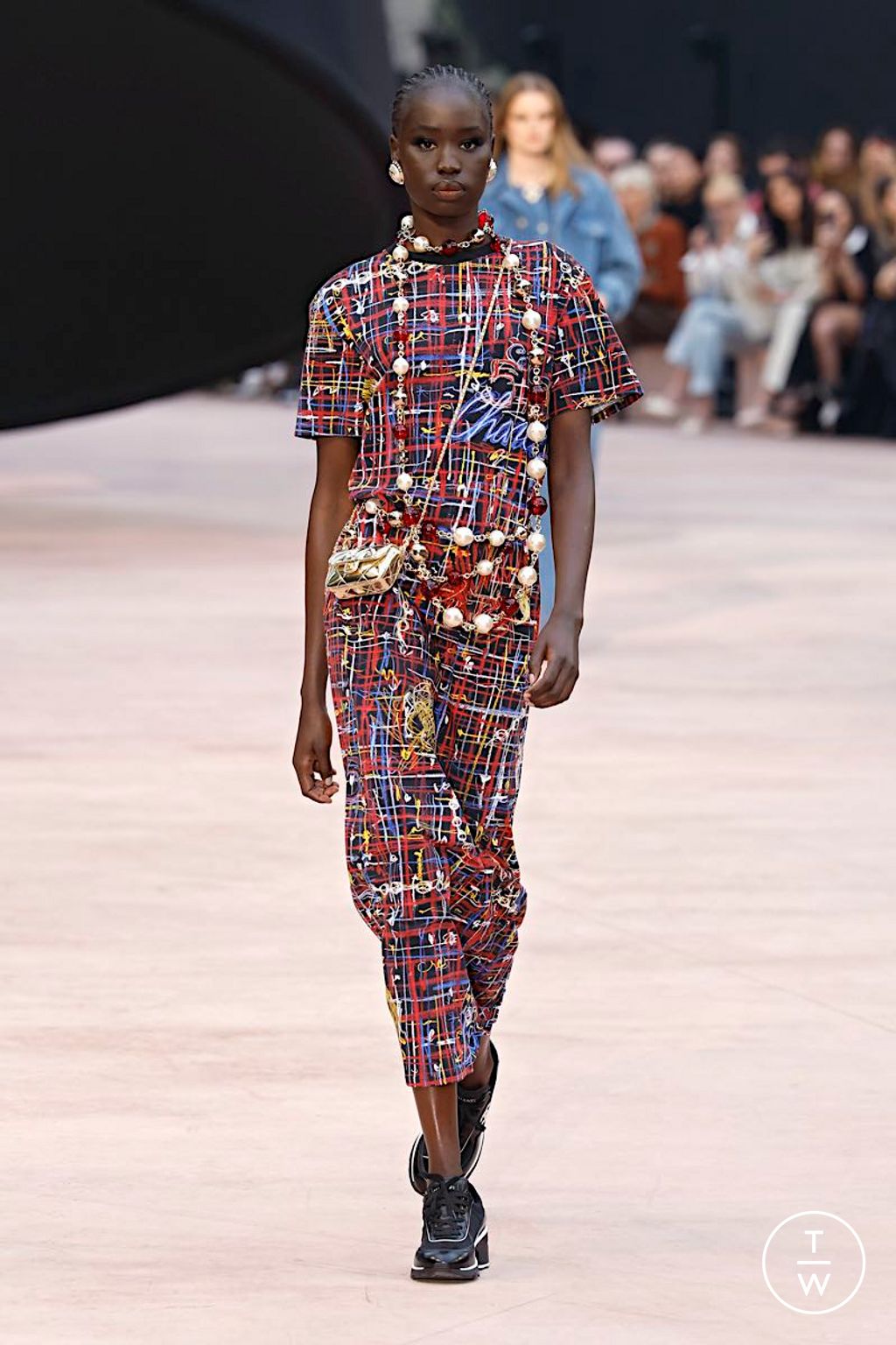 Fashion Week Paris Fall/Winter 2025 look 19 from the Chanel collection 女装