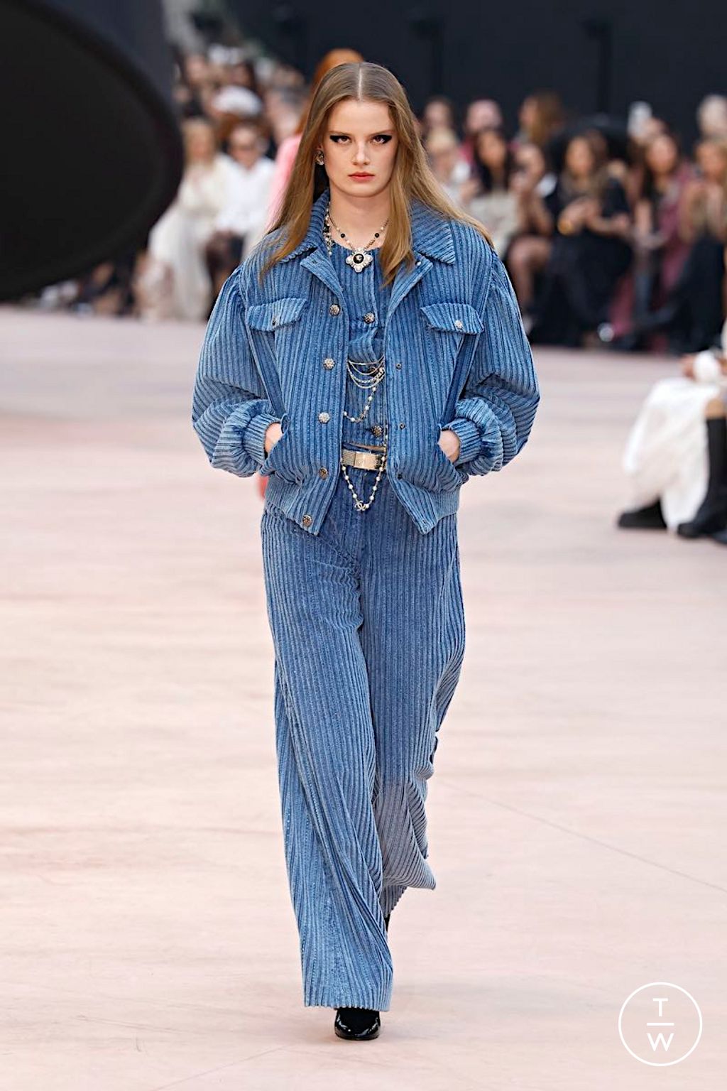 Fashion Week Paris Fall/Winter 2025 look 20 de la collection Chanel womenswear