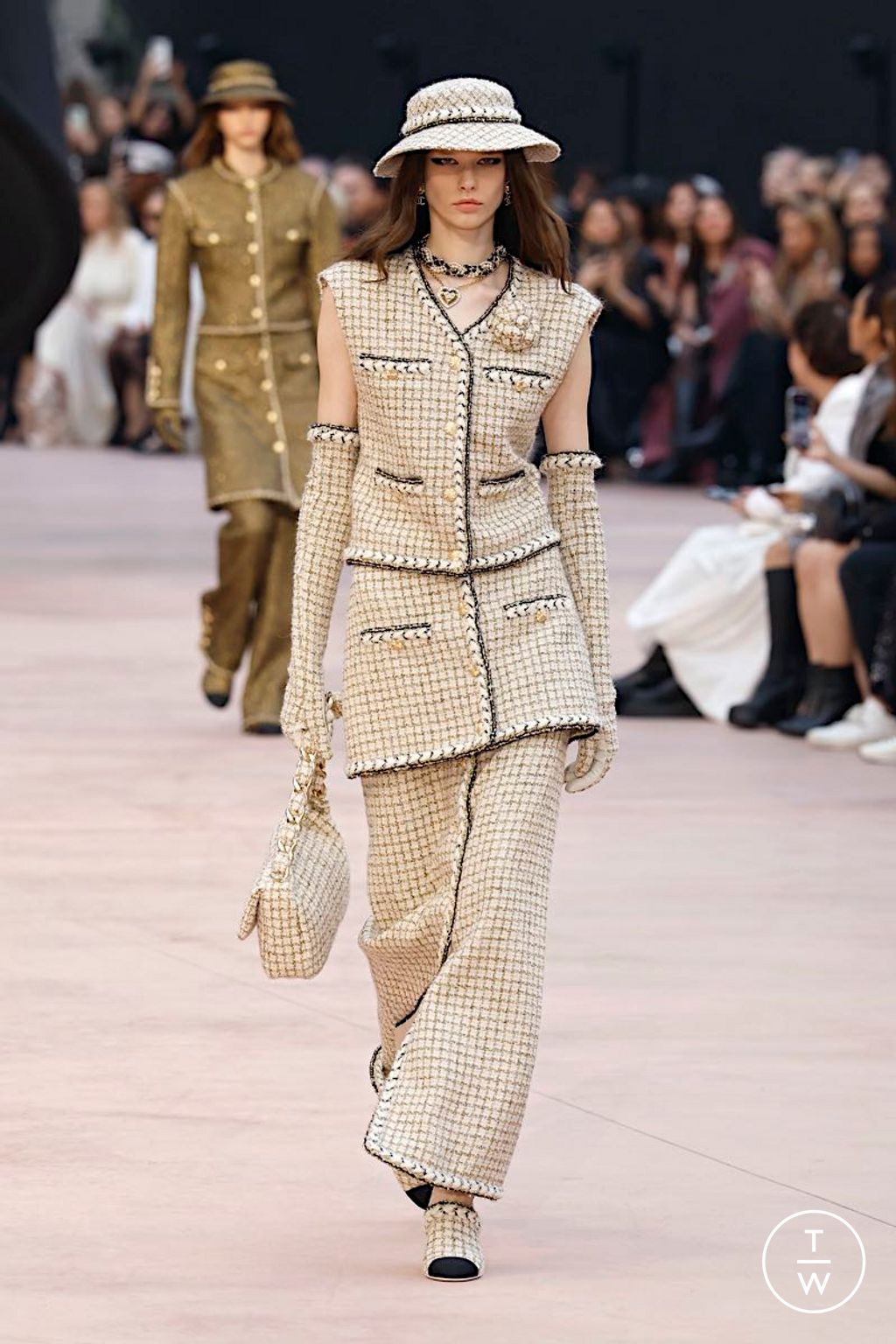 Fashion Week Paris Fall/Winter 2025 look 23 from the Chanel collection womenswear