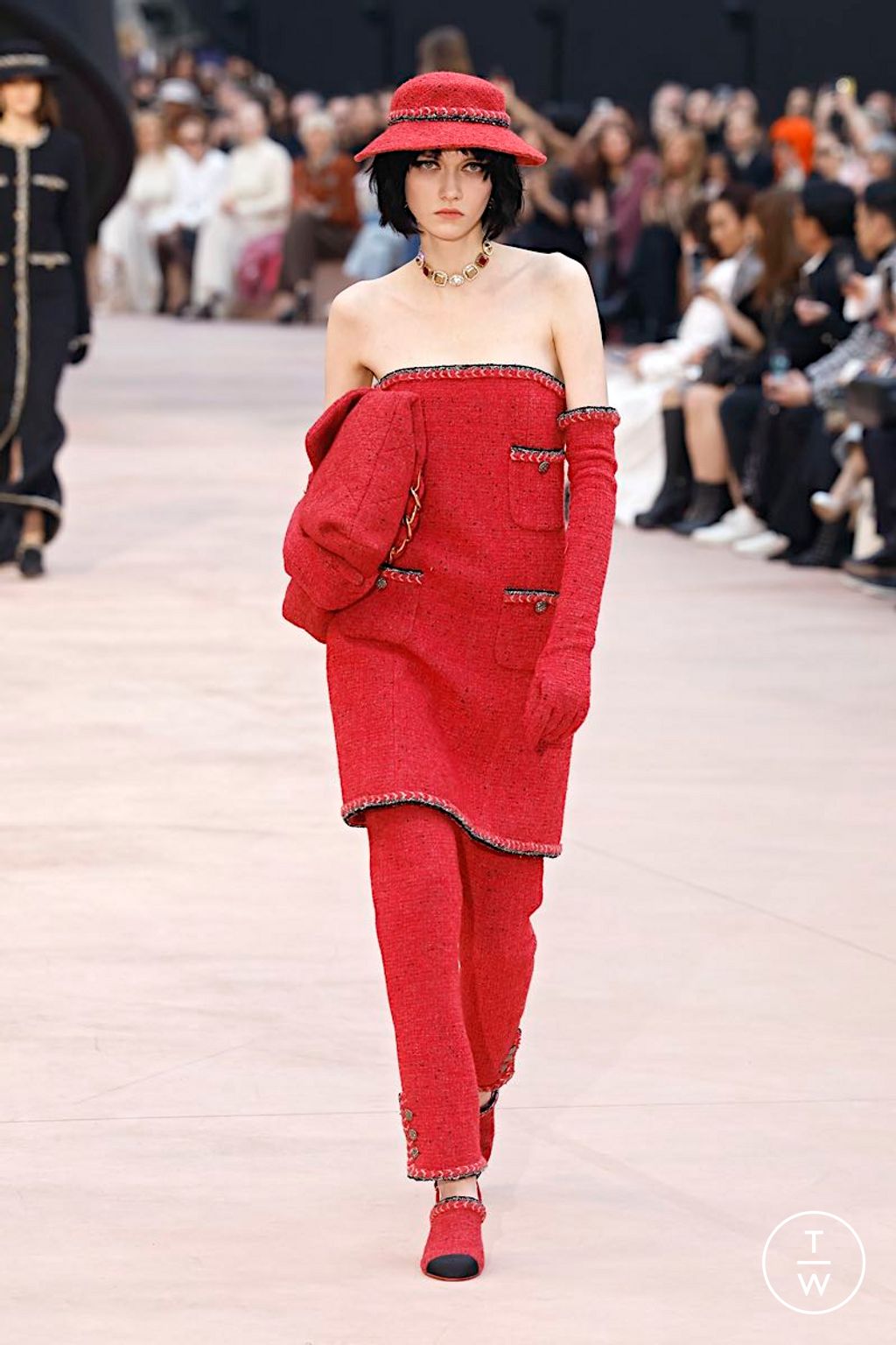 Fashion Week Paris Fall/Winter 2025 look 25 from the Chanel collection womenswear