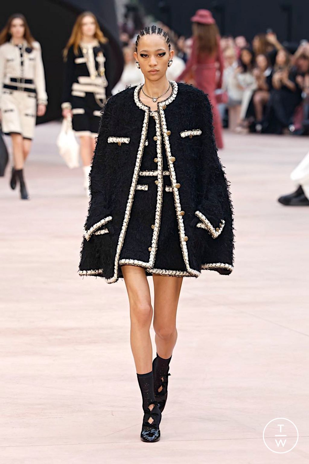 Fashion Week Paris Fall/Winter 2025 look 27 de la collection Chanel womenswear