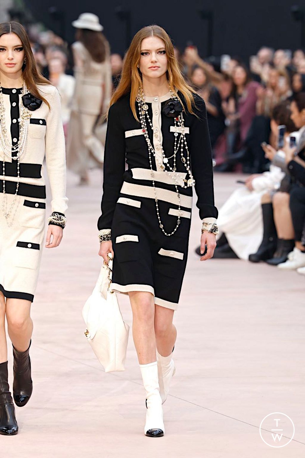Fashion Week Paris Fall/Winter 2025 look 28 from the Chanel collection 女装