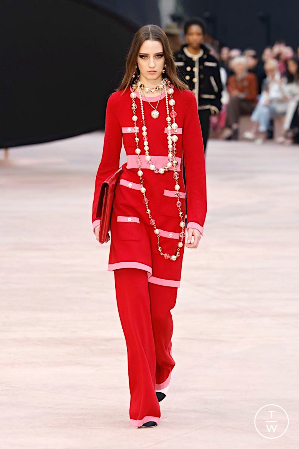 Fashion Week Paris Fall/Winter 2025 look 30 from the Chanel collection womenswear