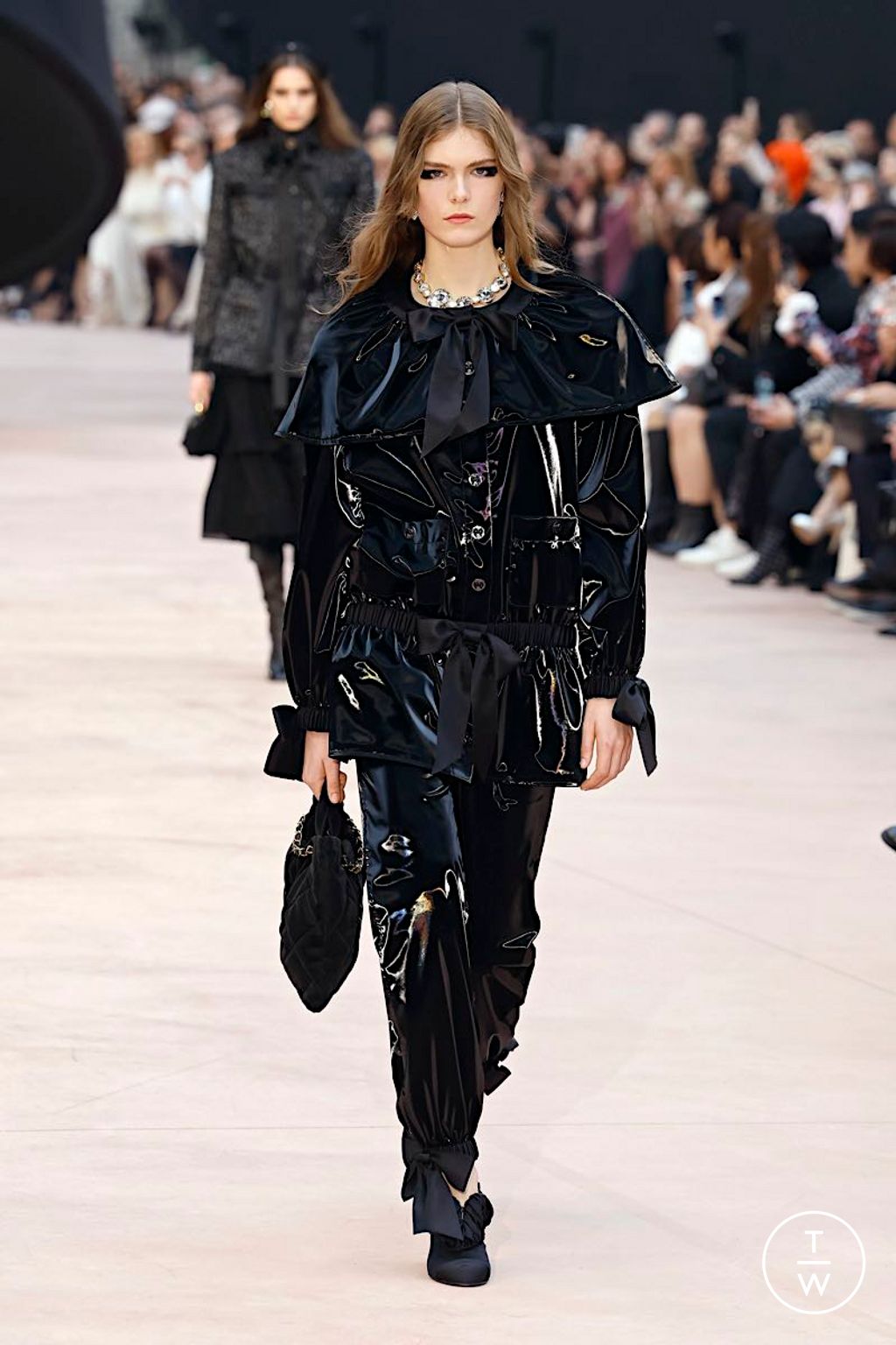 Fashion Week Paris Fall/Winter 2025 look 32 from the Chanel collection 女装