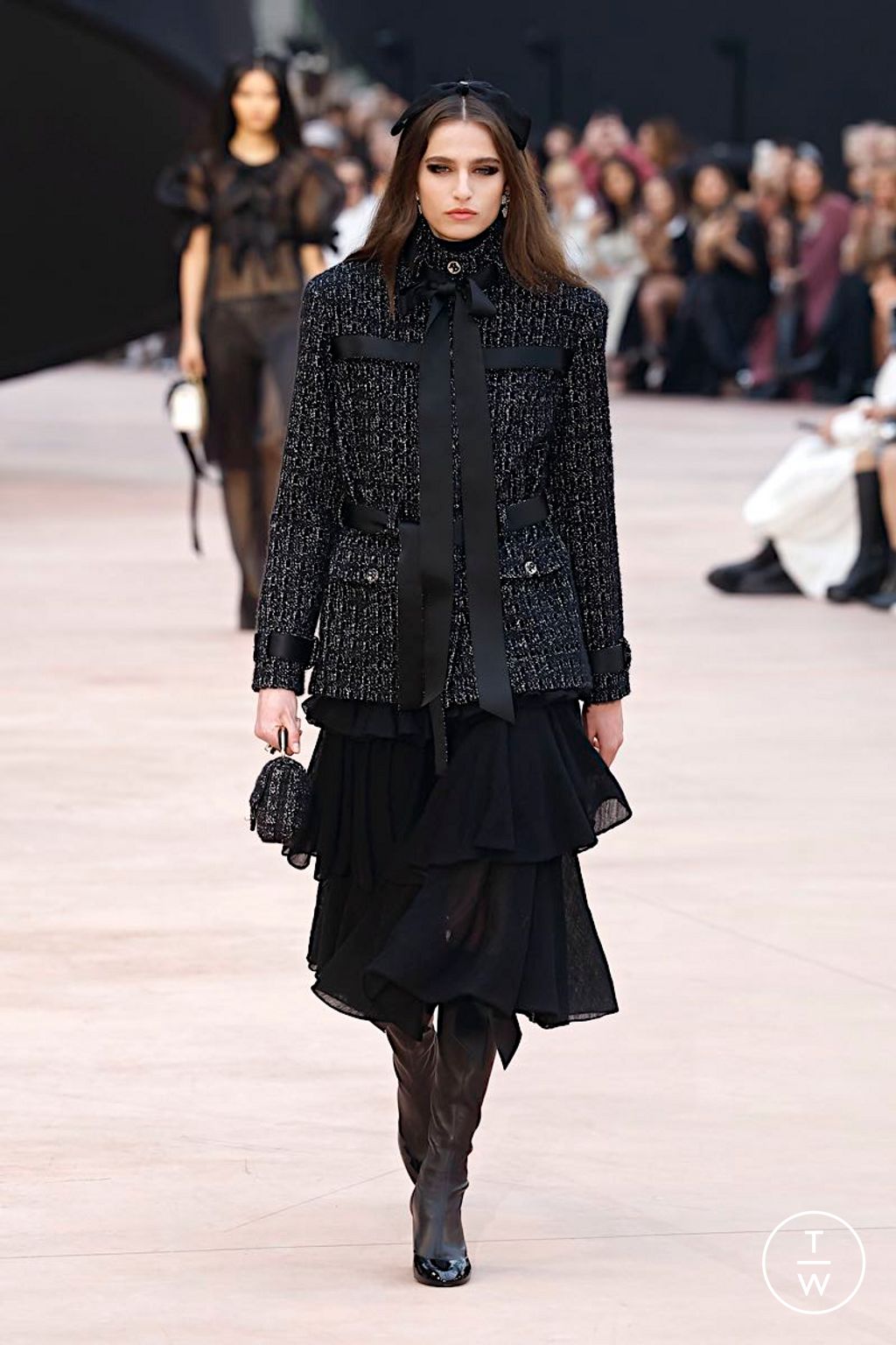 Fashion Week Paris Fall/Winter 2025 look 33 from the Chanel collection womenswear