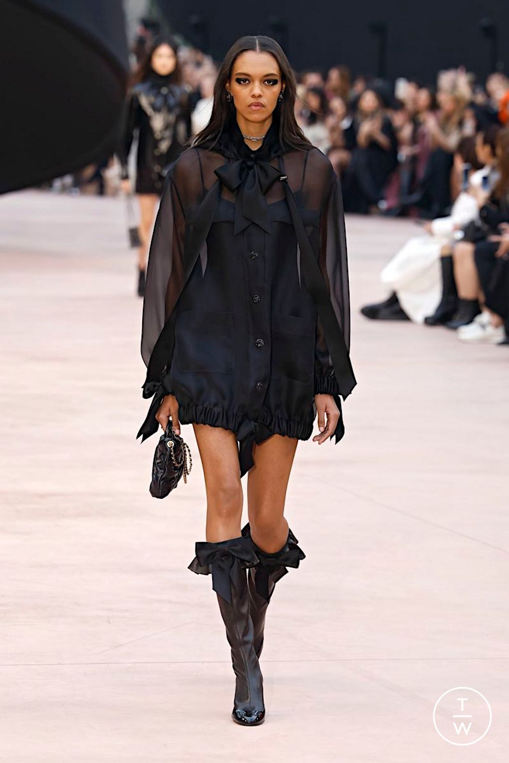 Fashion Week Paris Fall/Winter 2025 look 35 from the Chanel collection womenswear