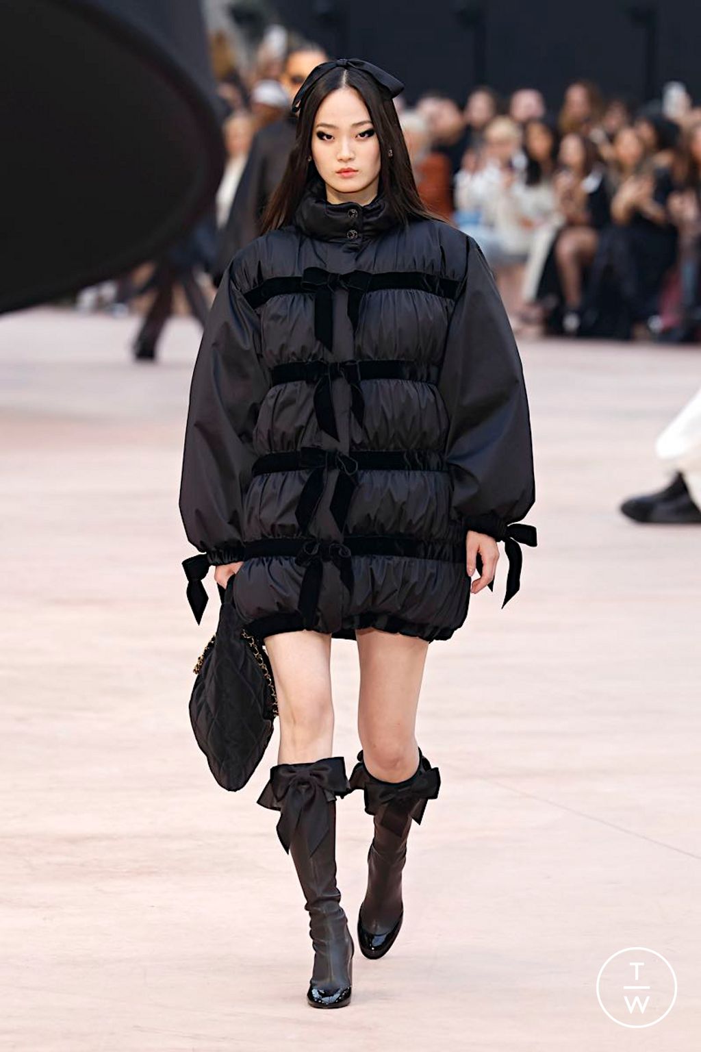 Fashion Week Paris Fall/Winter 2025 look 38 from the Chanel collection womenswear