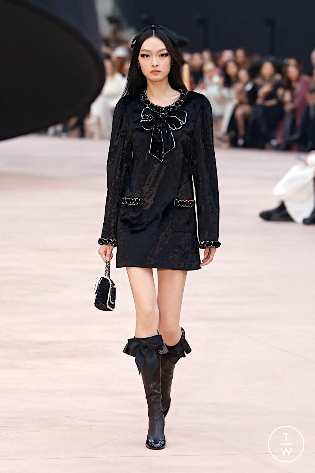 Fashion Week Paris Fall/Winter 2025 look 40 from the Chanel collection womenswear