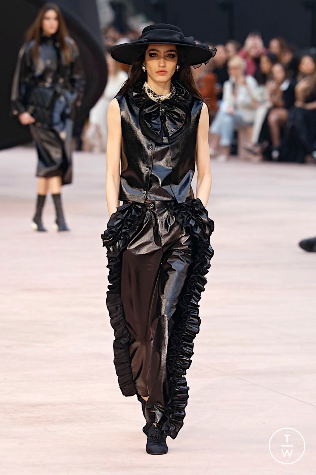 Fashion Week Paris Fall/Winter 2025 look 41 de la collection Chanel womenswear