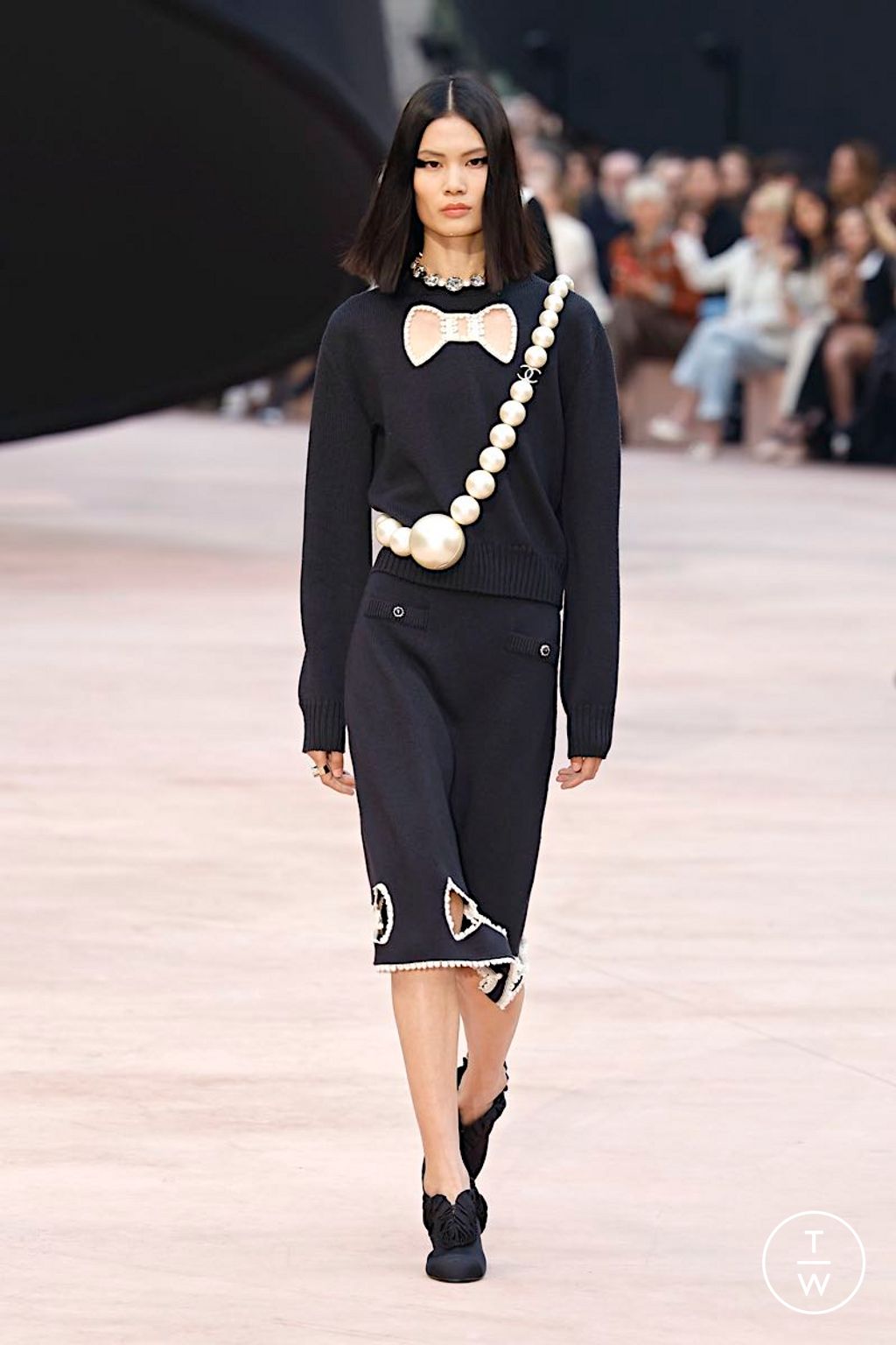 Fashion Week Paris Fall/Winter 2025 look 44 from the Chanel collection 女装
