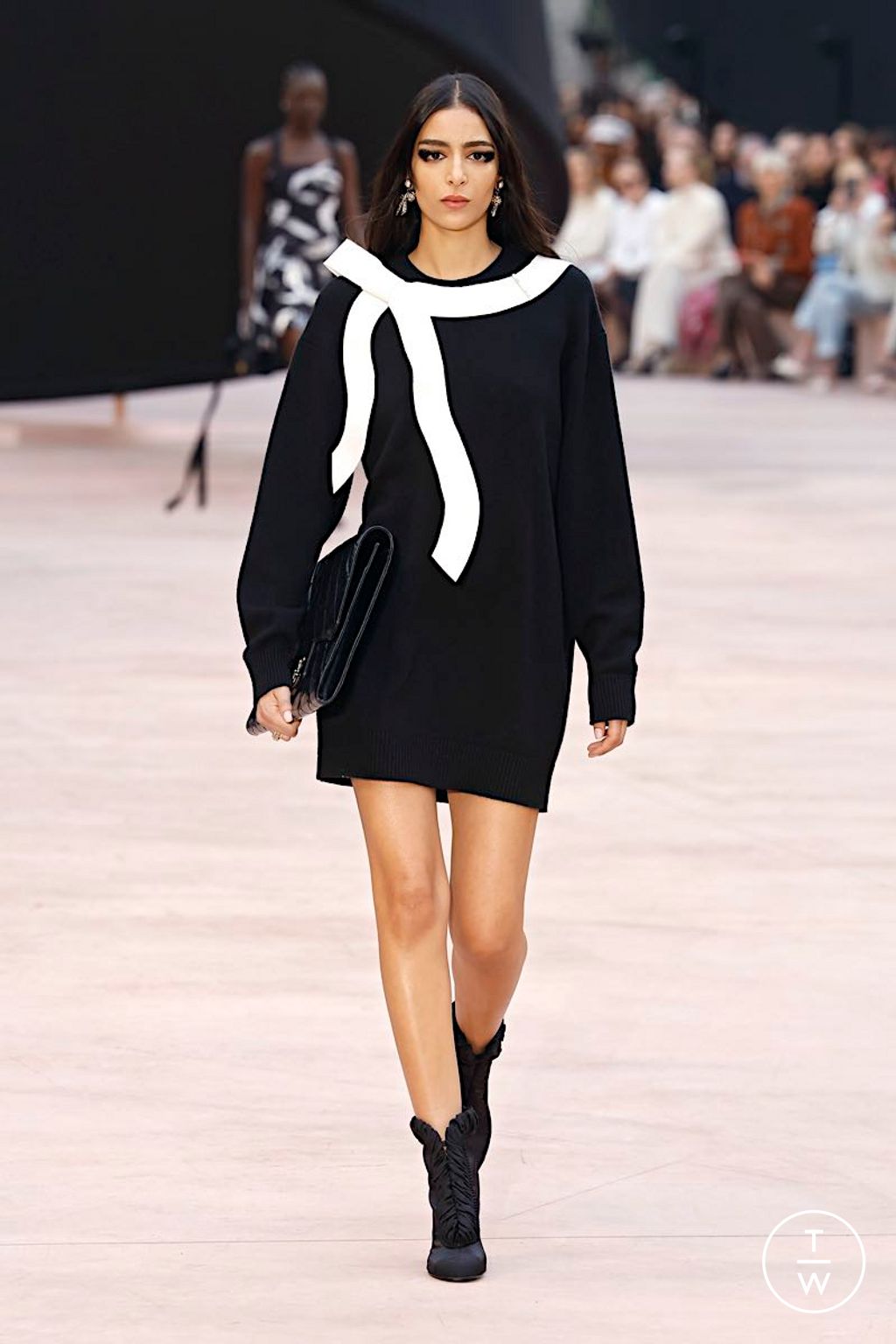 Fashion Week Paris Fall/Winter 2025 look 45 from the Chanel collection 女装
