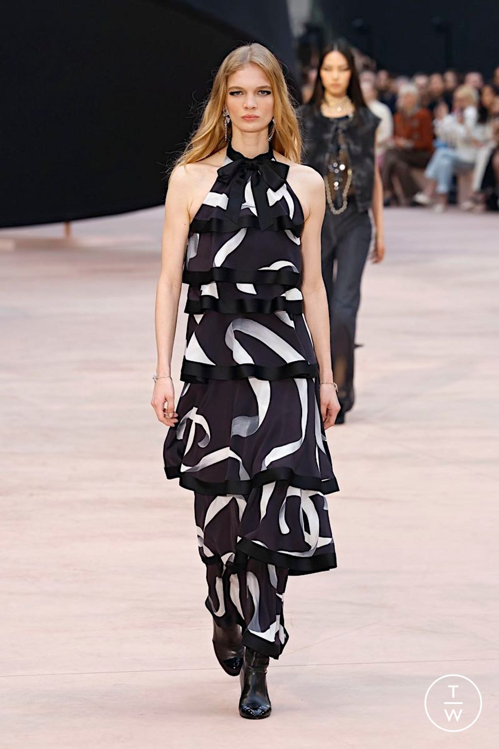 Fashion Week Paris Fall/Winter 2025 look 48 from the Chanel collection womenswear