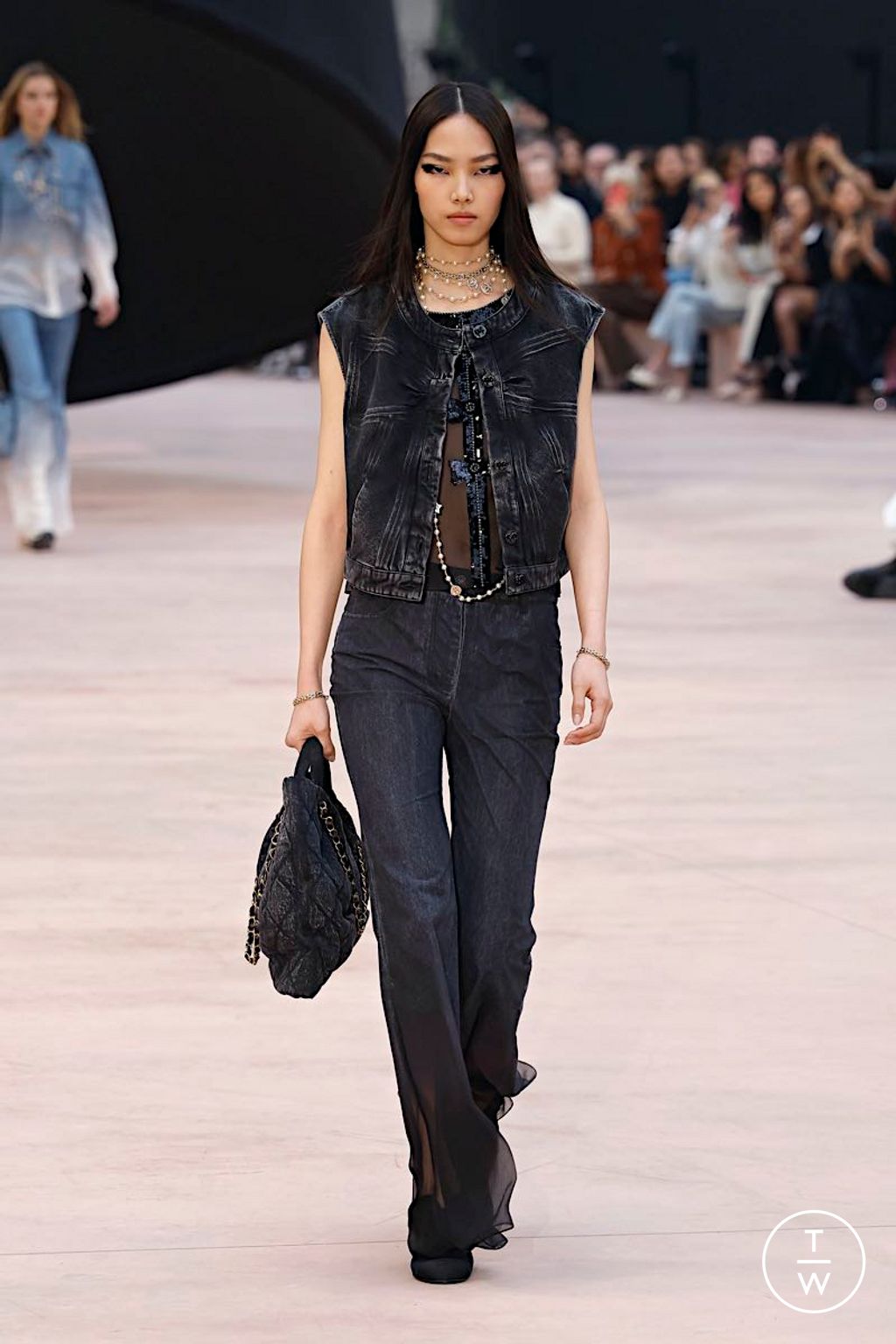 Fashion Week Paris Fall/Winter 2025 look 49 from the Chanel collection womenswear