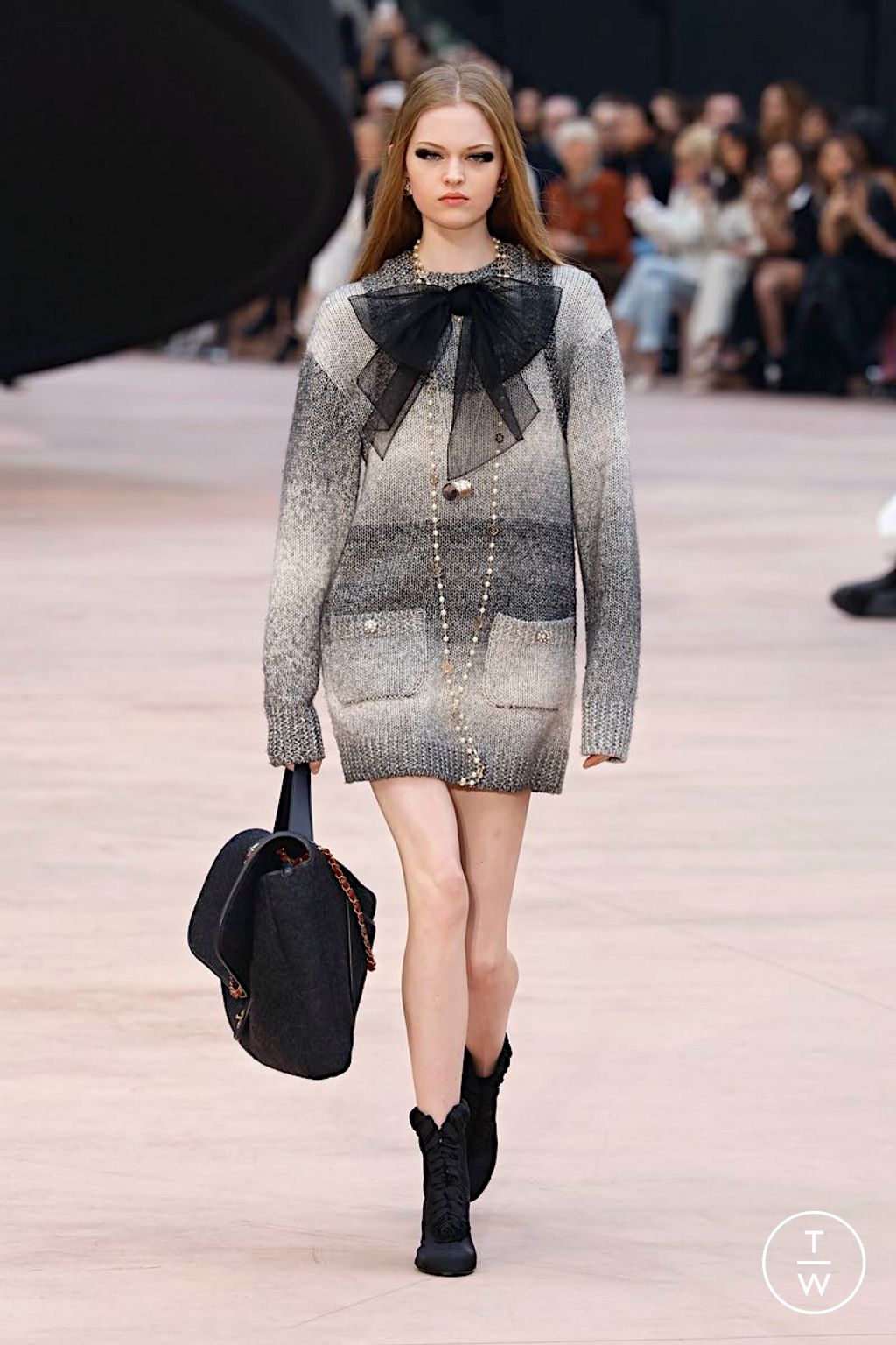 Fashion Week Paris Fall/Winter 2025 look 52 from the Chanel collection 女装