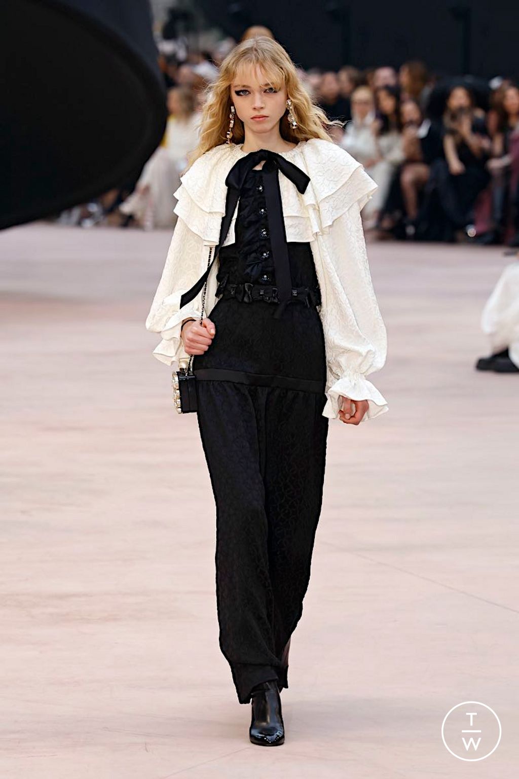 Fashion Week Paris Fall/Winter 2025 look 68 from the Chanel collection womenswear