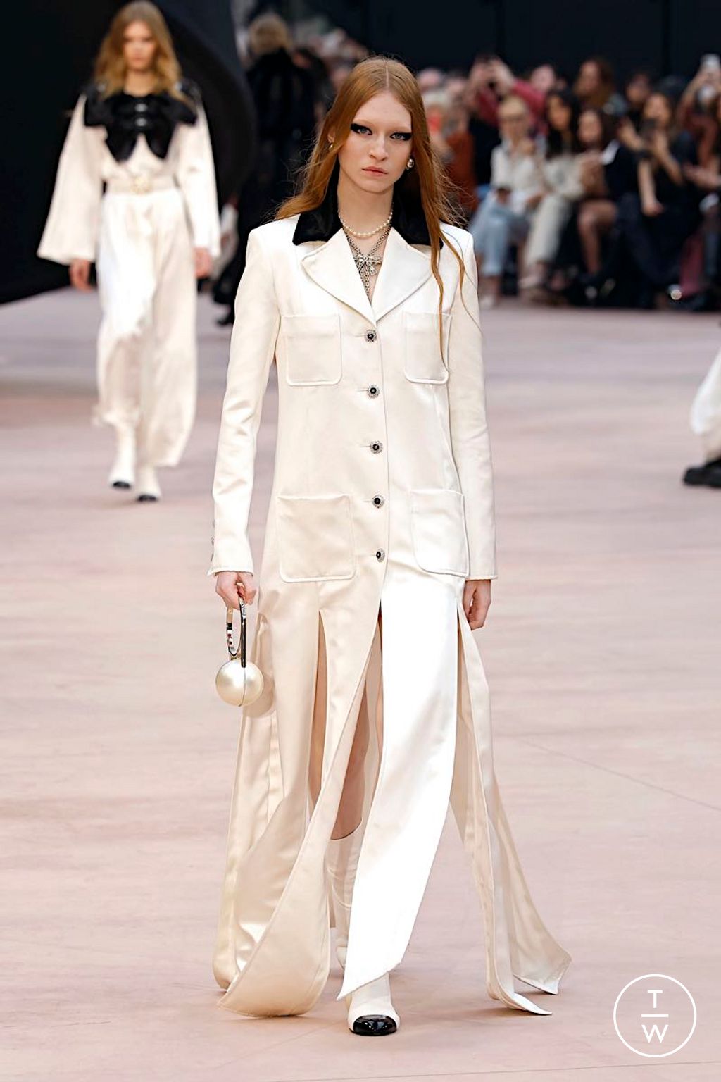 【美品】CHANEL シャネル　ショー写真集 CATWALK 人気のインテリア 美品】CHANEL シャネル ショー写真集 CATWALK 人気のインテリア