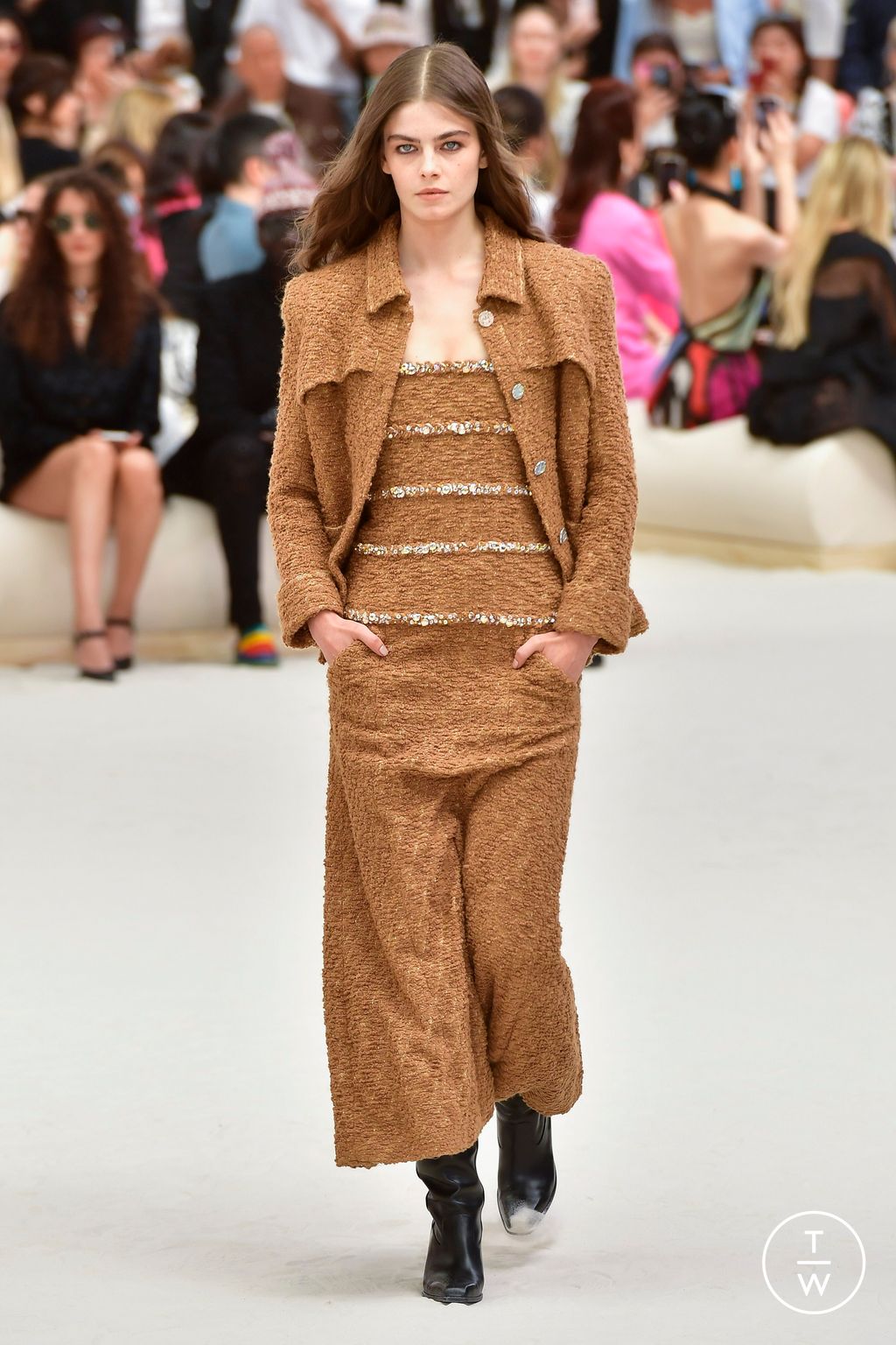 Fashion Week Paris Fall/Winter 2022 look 2 de la collection Chanel couture