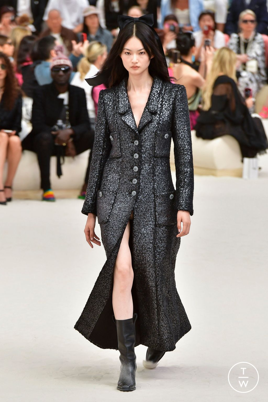 Fashion Week Paris Fall/Winter 2022 look 3 de la collection Chanel couture