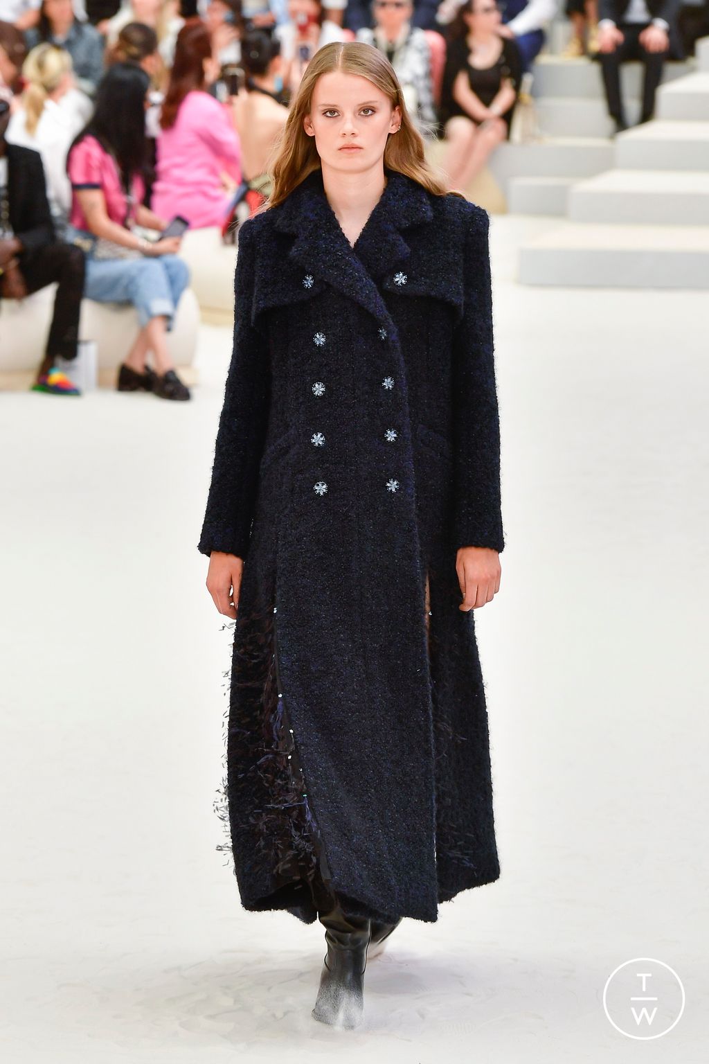 Fashion Week Paris Fall/Winter 2022 look 4 from the Chanel collection couture
