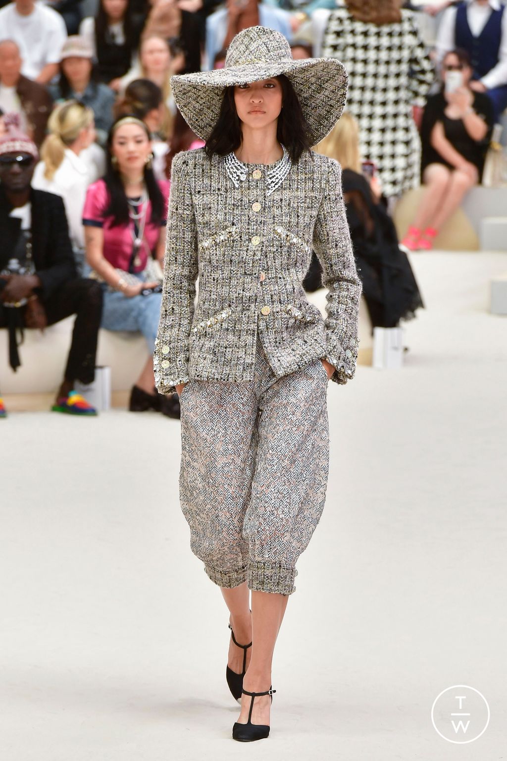 Fashion Week Paris Fall/Winter 2022 look 7 de la collection Chanel couture
