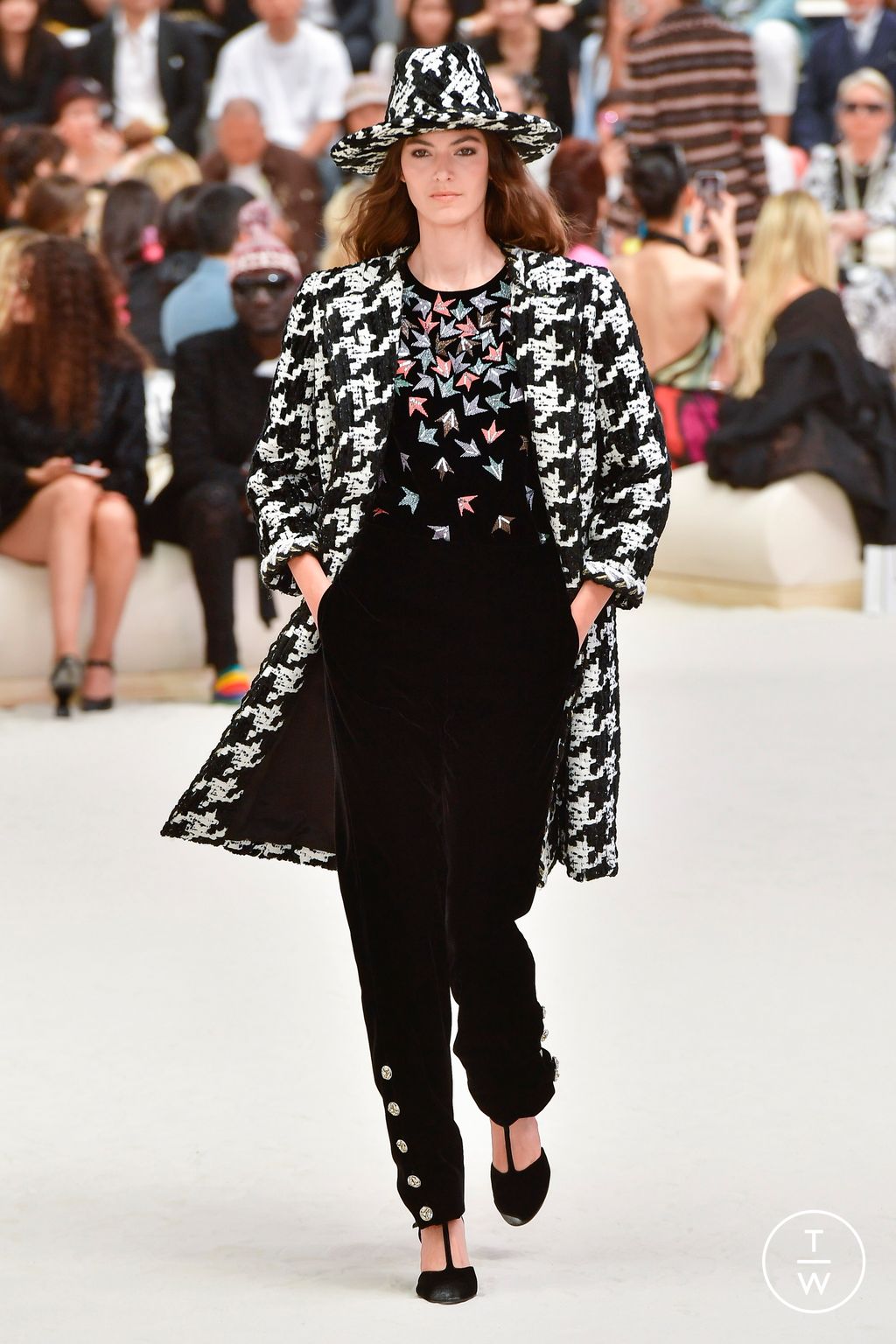 Fashion Week Paris Fall/Winter 2022 look 9 de la collection Chanel couture