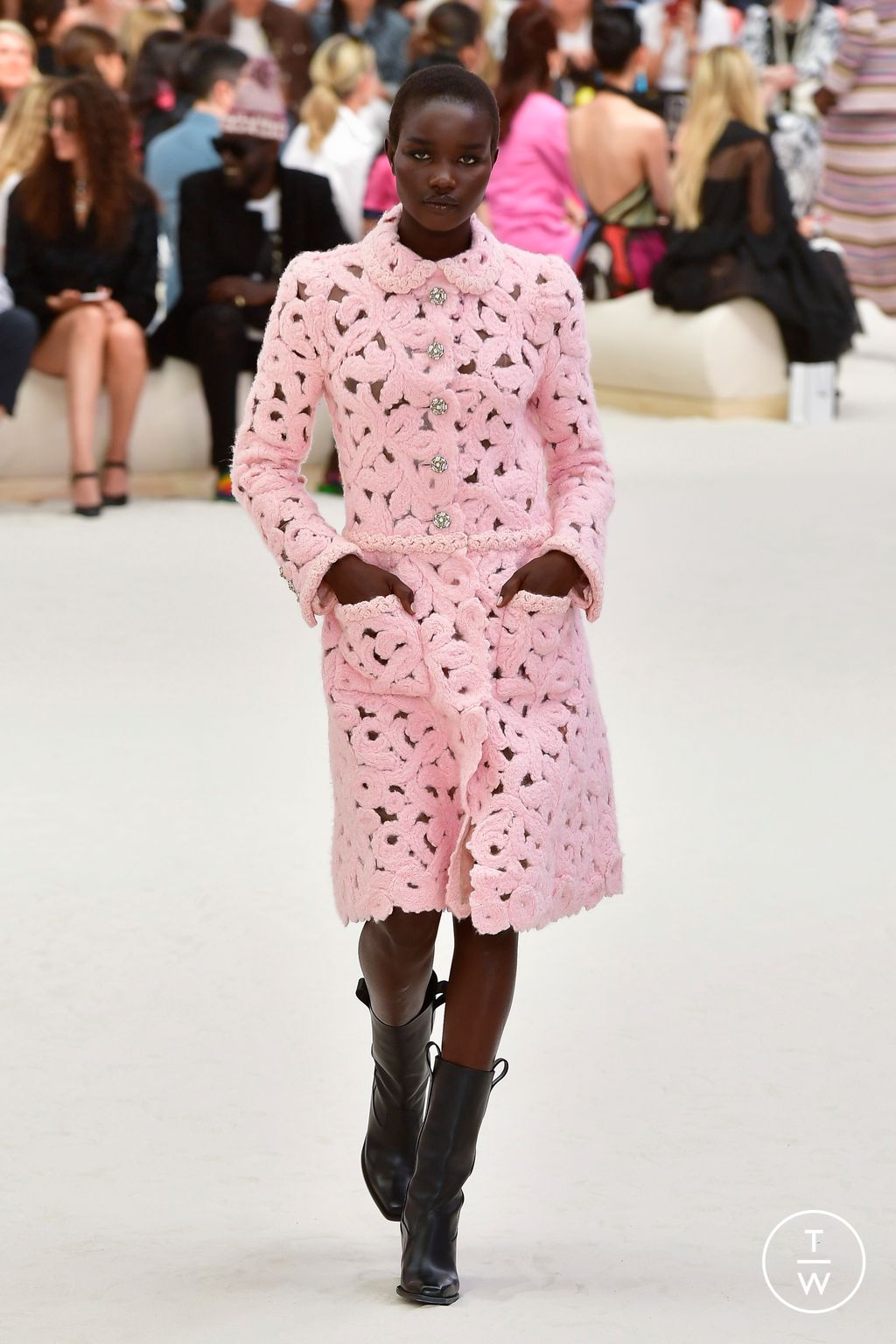 Fashion Week Paris Fall/Winter 2022 look 10 de la collection Chanel couture