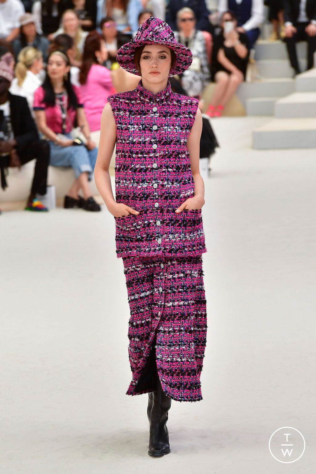 Fashion Week Paris Fall/Winter 2022 look 15 from the Chanel collection couture