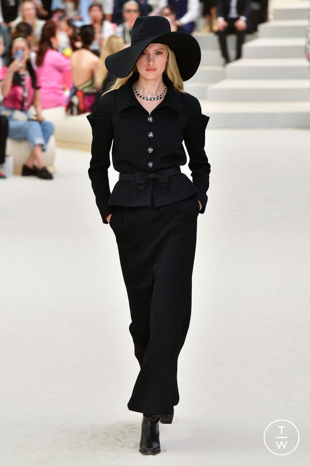 Fashion Week Paris Fall/Winter 2022 look 23 from the Chanel collection couture
