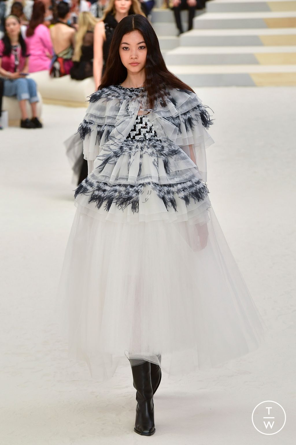 Fashion Week Paris Fall/Winter 2022 look 33 from the Chanel collection couture