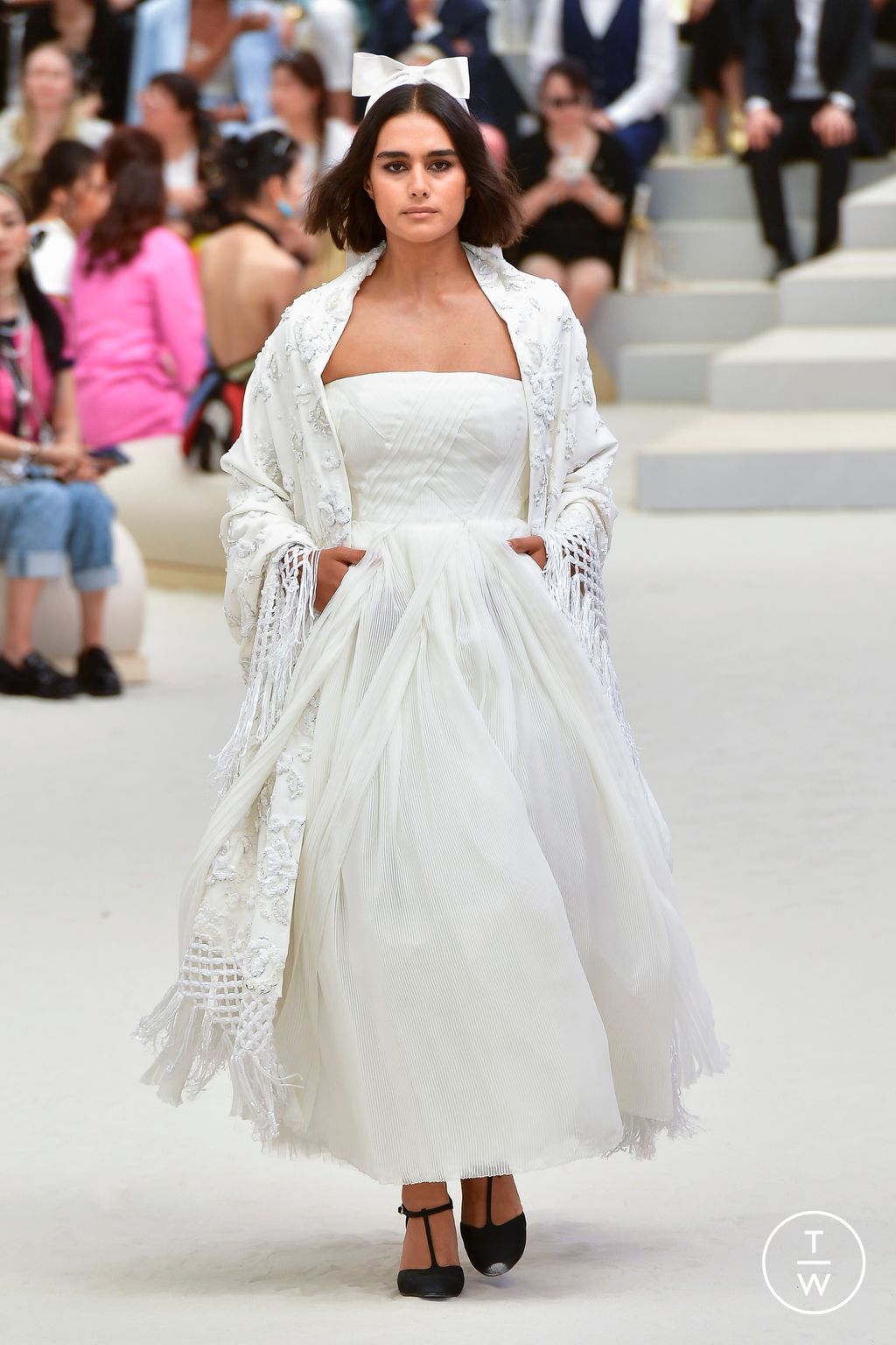 Fashion Week Paris Fall/Winter 2022 look 44 from the Chanel collection couture