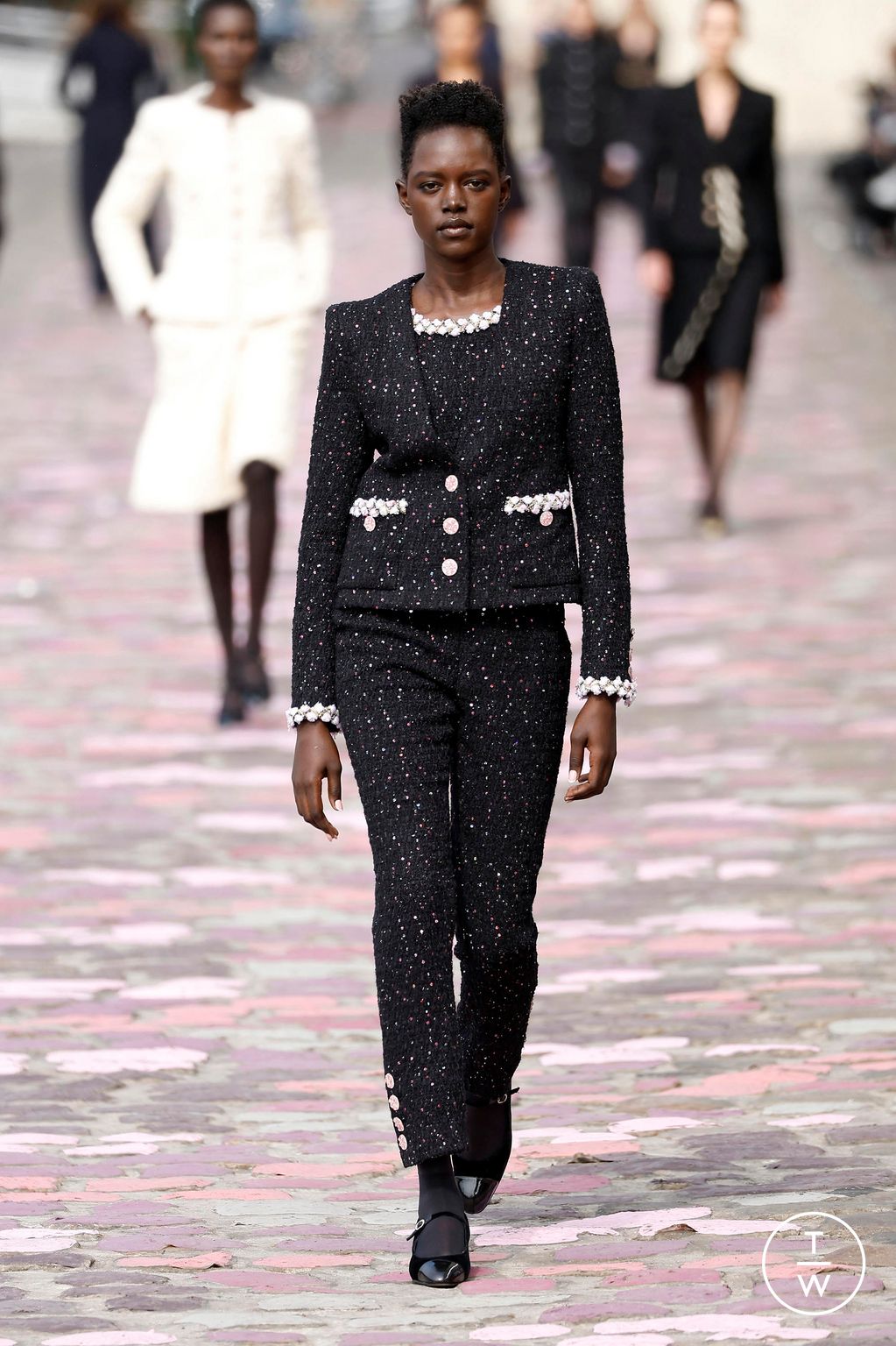 Fashion Week Paris Fall/Winter 2023 look 6 de la collection Chanel couture