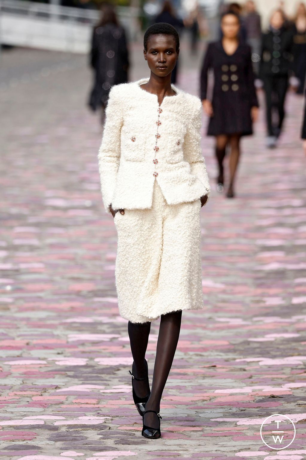 Fashion Week Paris Fall/Winter 2023 look 7 de la collection Chanel couture