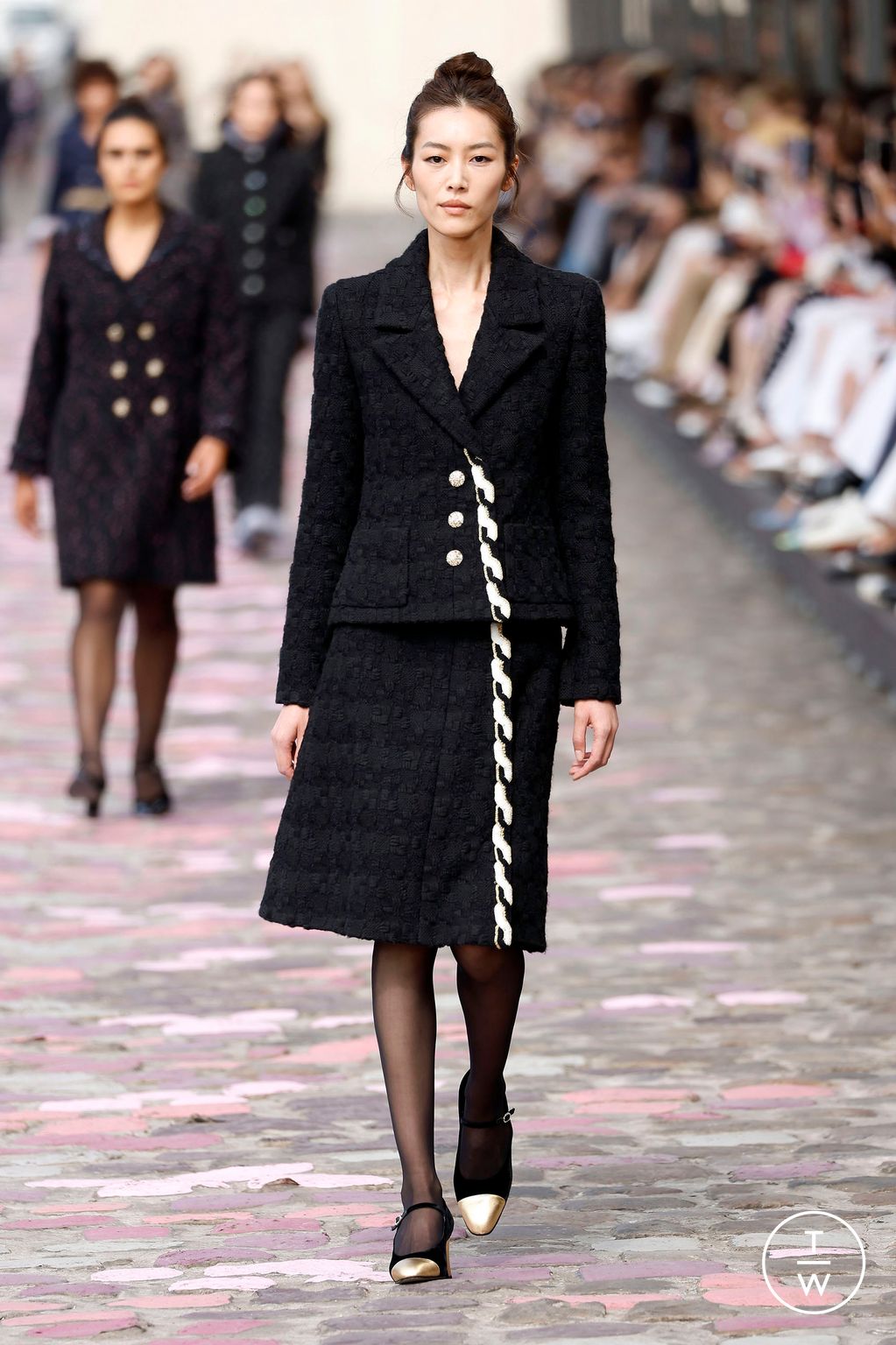 Fashion Week Paris Fall/Winter 2023 look 8 de la collection Chanel couture