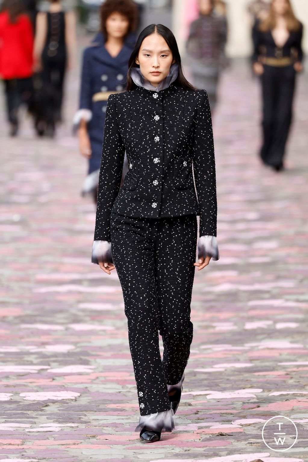 Fashion Week Paris Fall/Winter 2023 look 10 de la collection Chanel couture