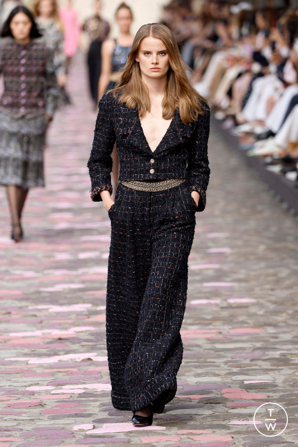 Fashion Week Paris Fall/Winter 2023 look 12 from the Chanel collection 高级定制