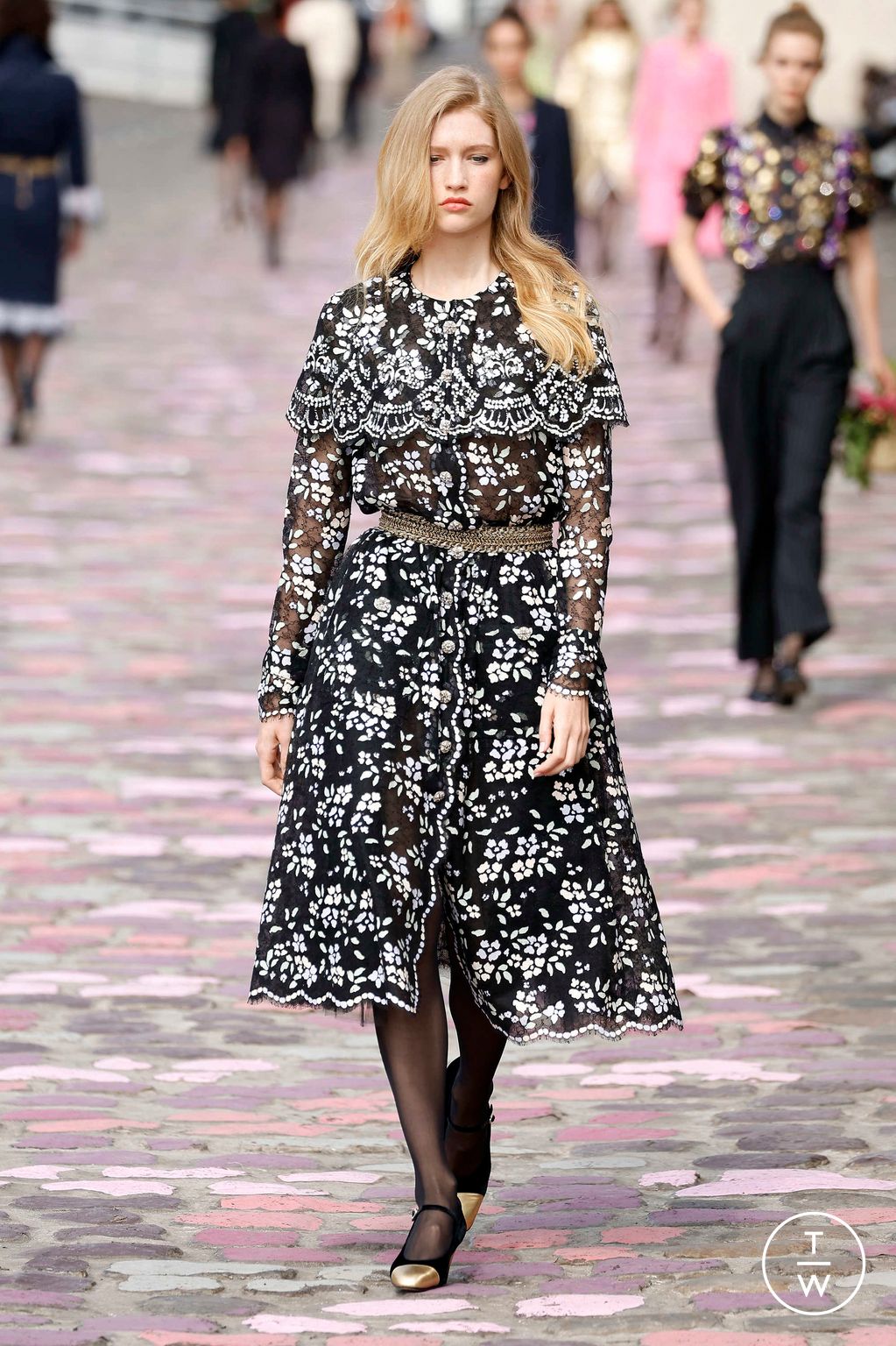 Fashion Week Paris Fall/Winter 2023 look 15 de la collection Chanel couture
