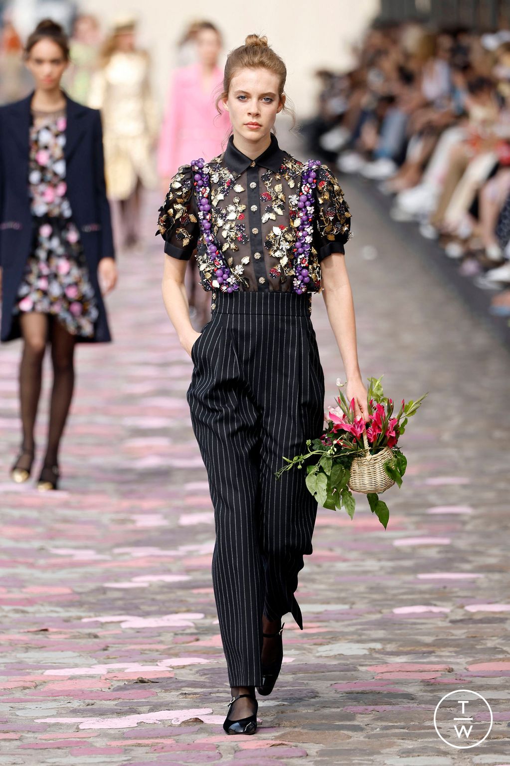 Fashion Week Paris Fall/Winter 2023 look 16 de la collection Chanel couture