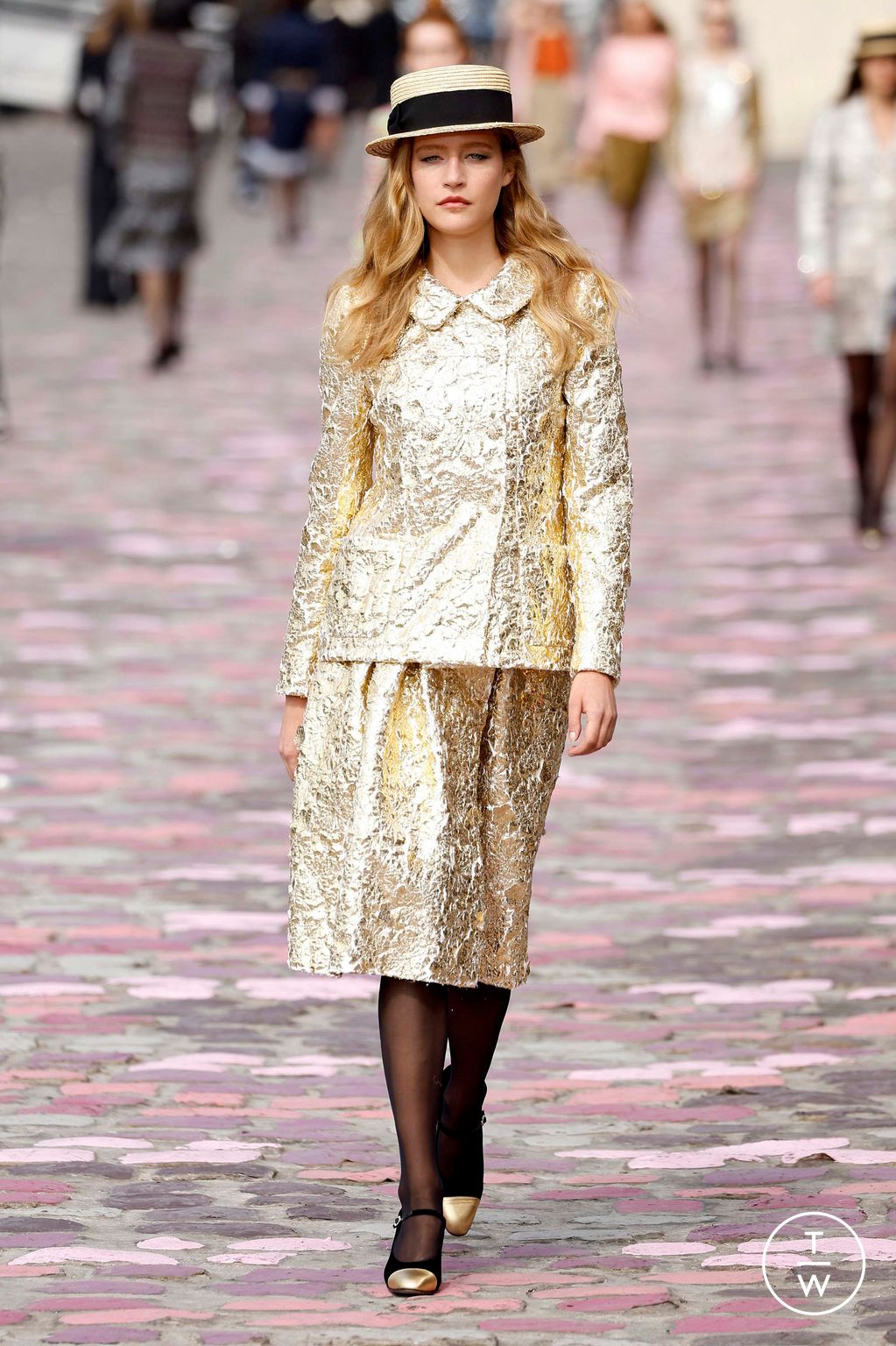 Fashion Week Paris Fall/Winter 2023 look 19 from the Chanel collection couture