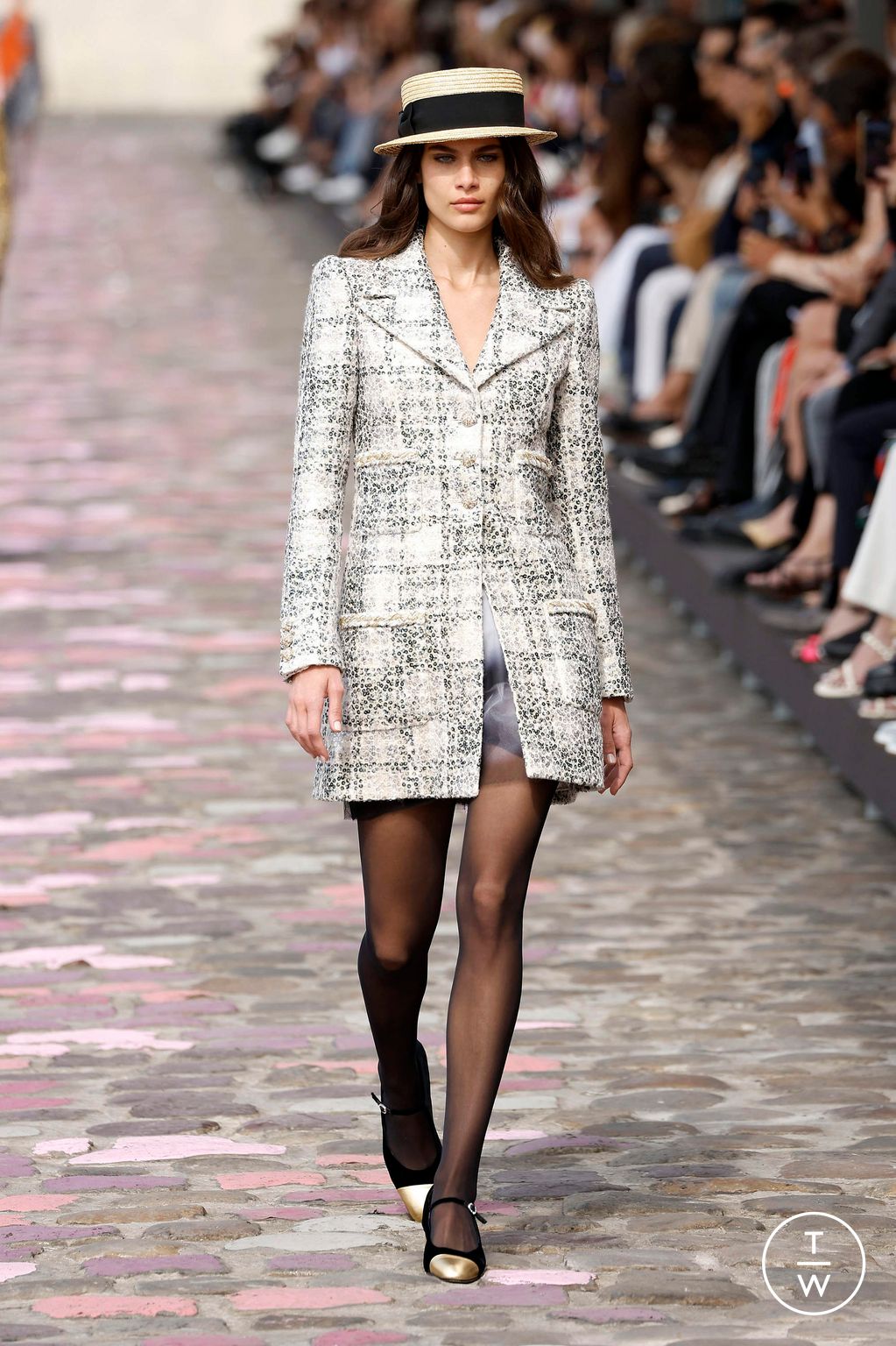 Fashion Week Paris Fall/Winter 2023 look 21 de la collection Chanel couture